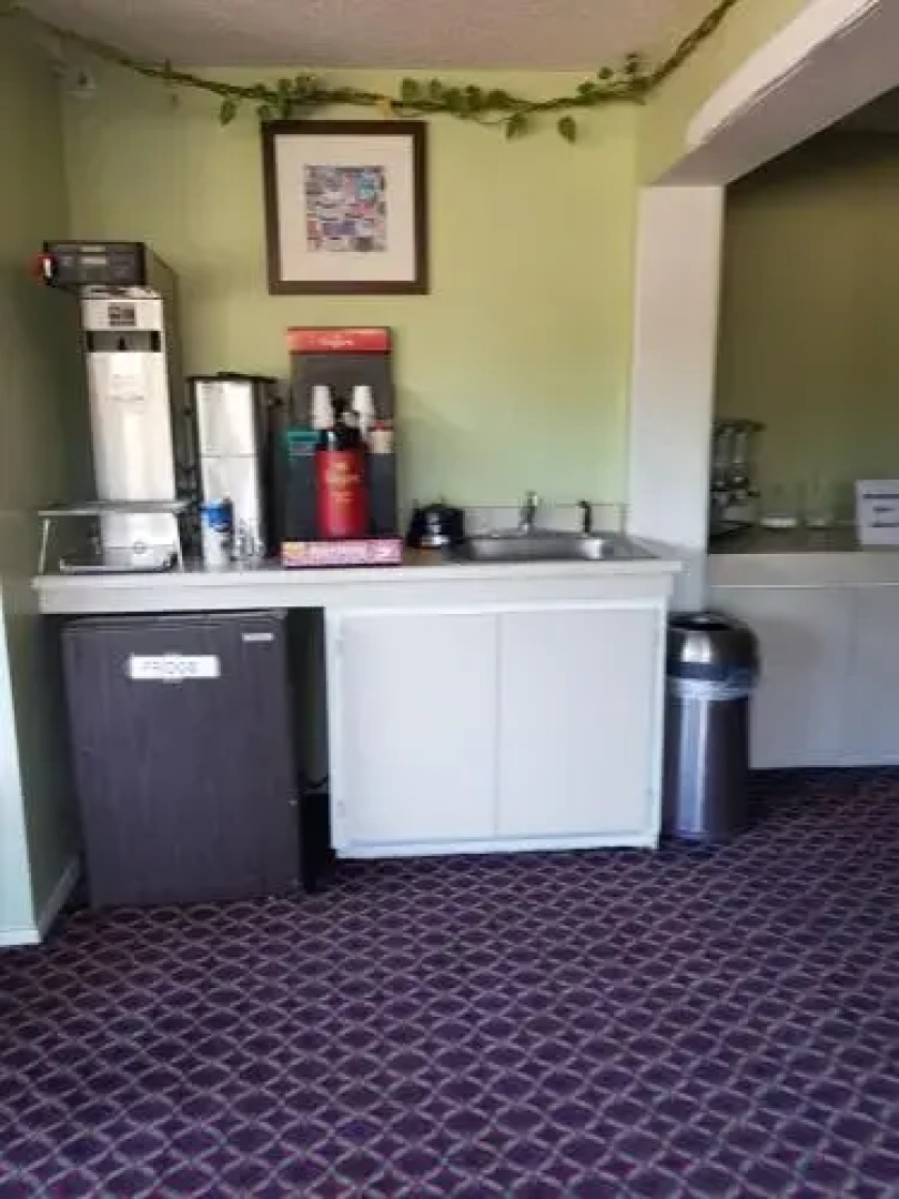 Regency Inn & Suites Bay City