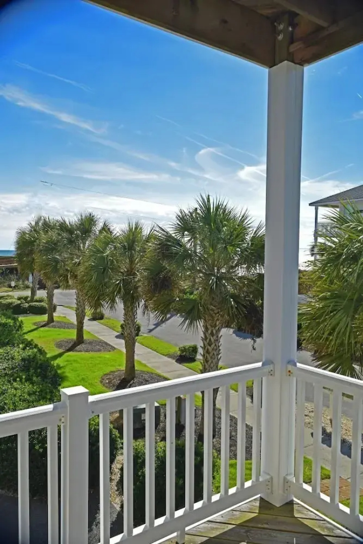 Breeze In - 4 Br home by RedAwning