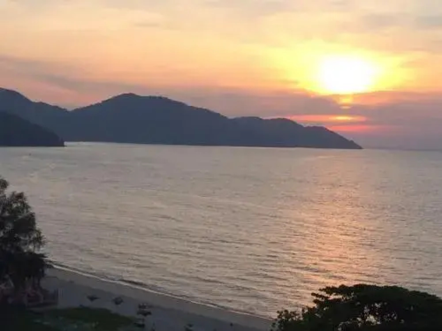 By The Sea Batu Ferringhi Paradise Suite