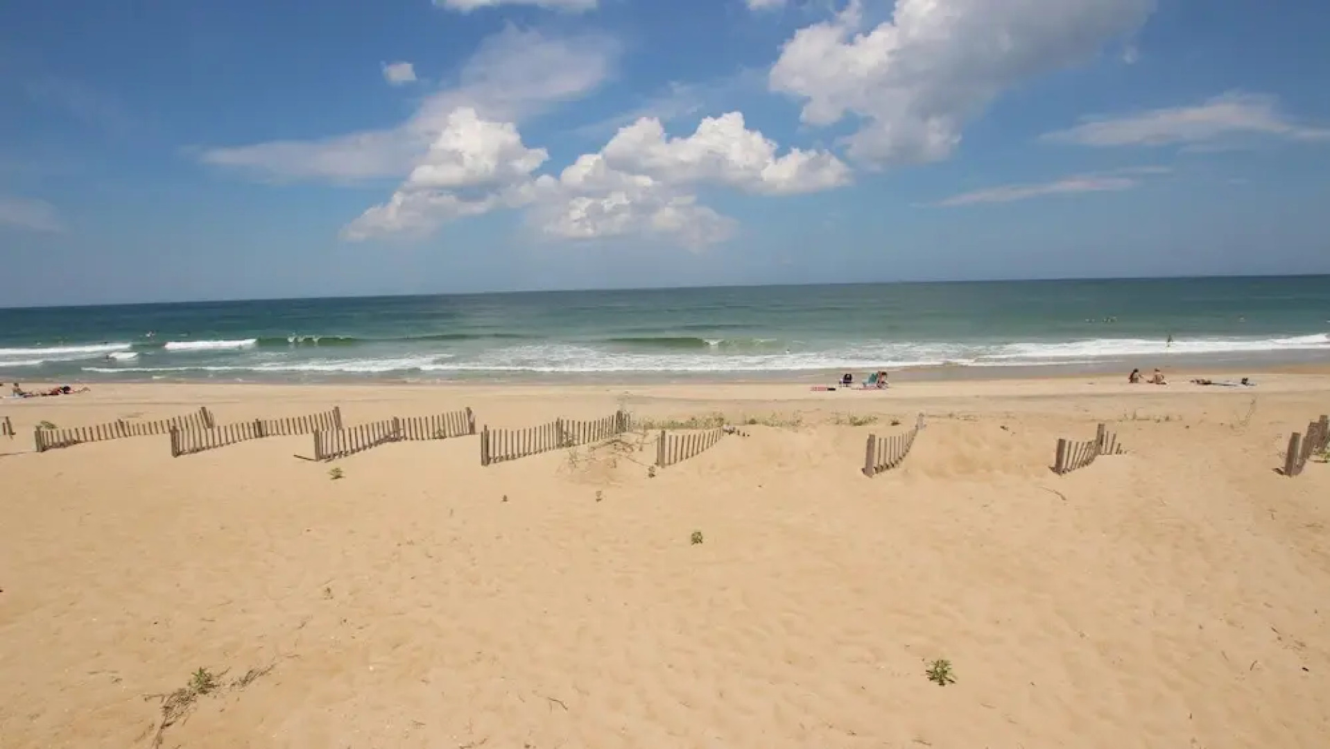 All Sandy - 2 Br home by RedAwning