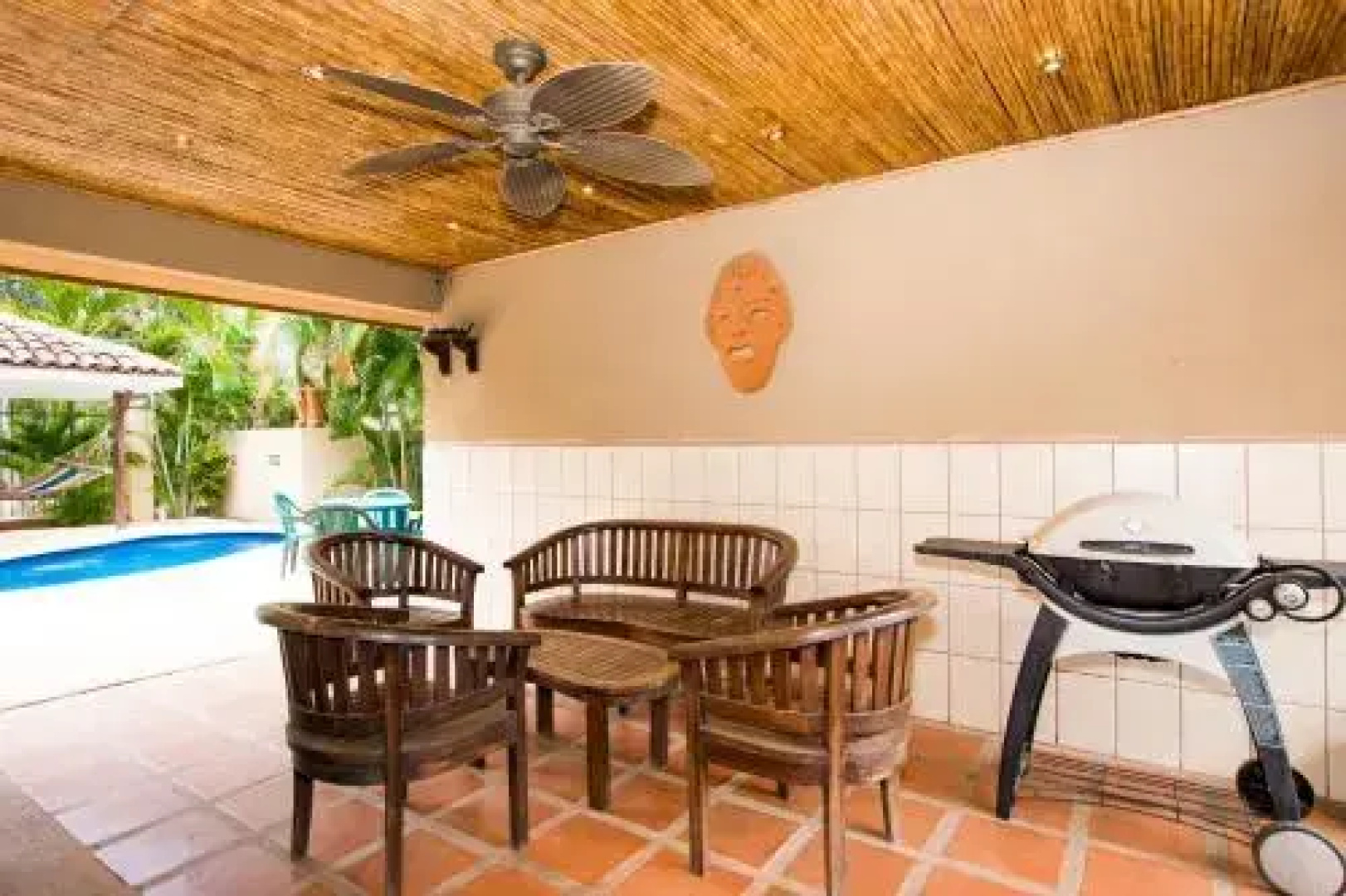 Updated budget condo - Centrally located at 5 minute drive from 4 beaches