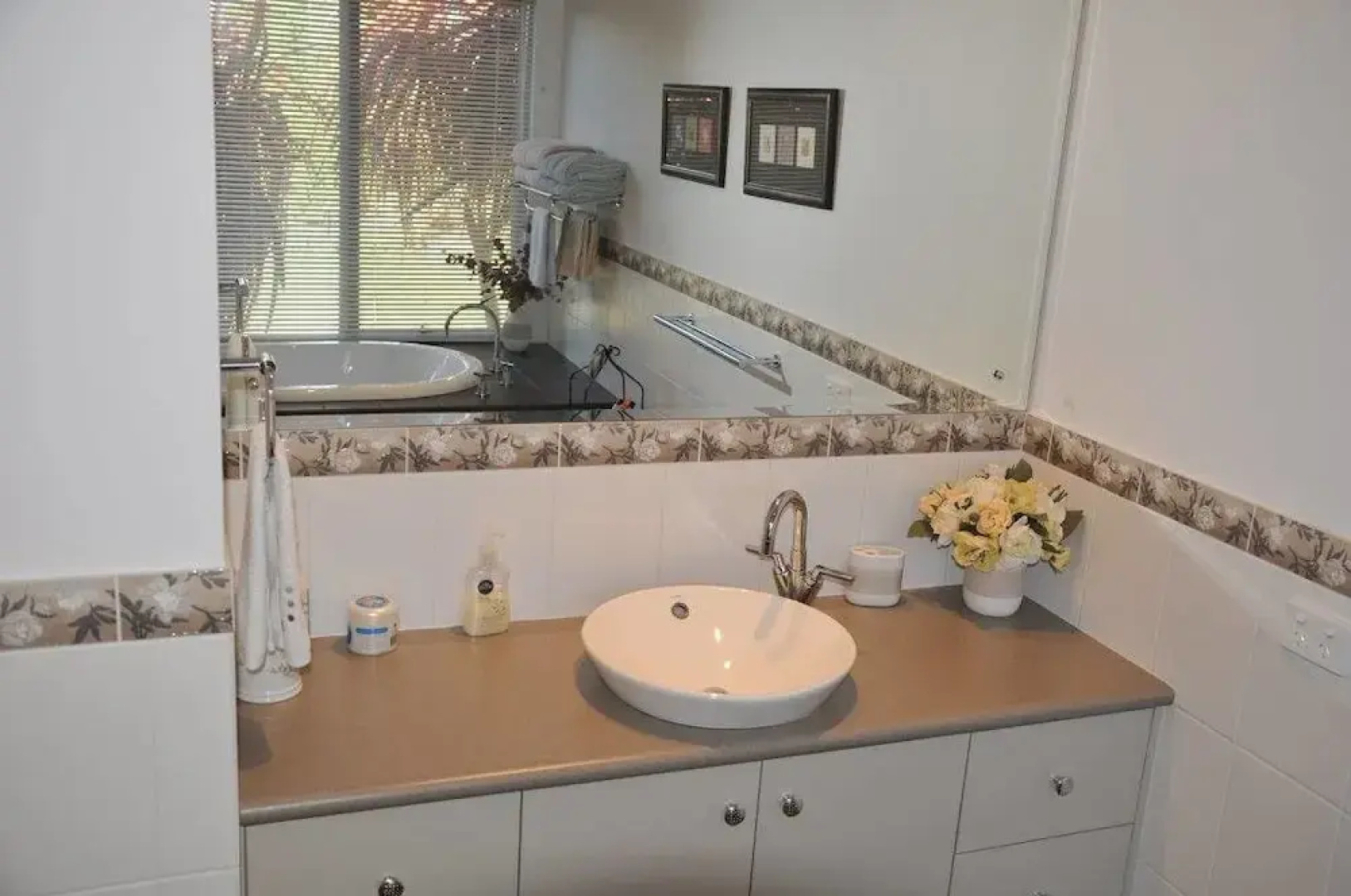 Glenelg on King Bed & Breakfast