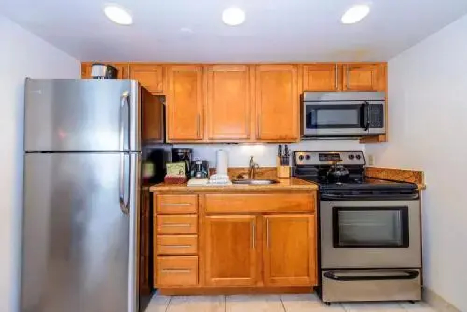 Royal Kahana #911 2 Bedroom Condo by RedAwning
