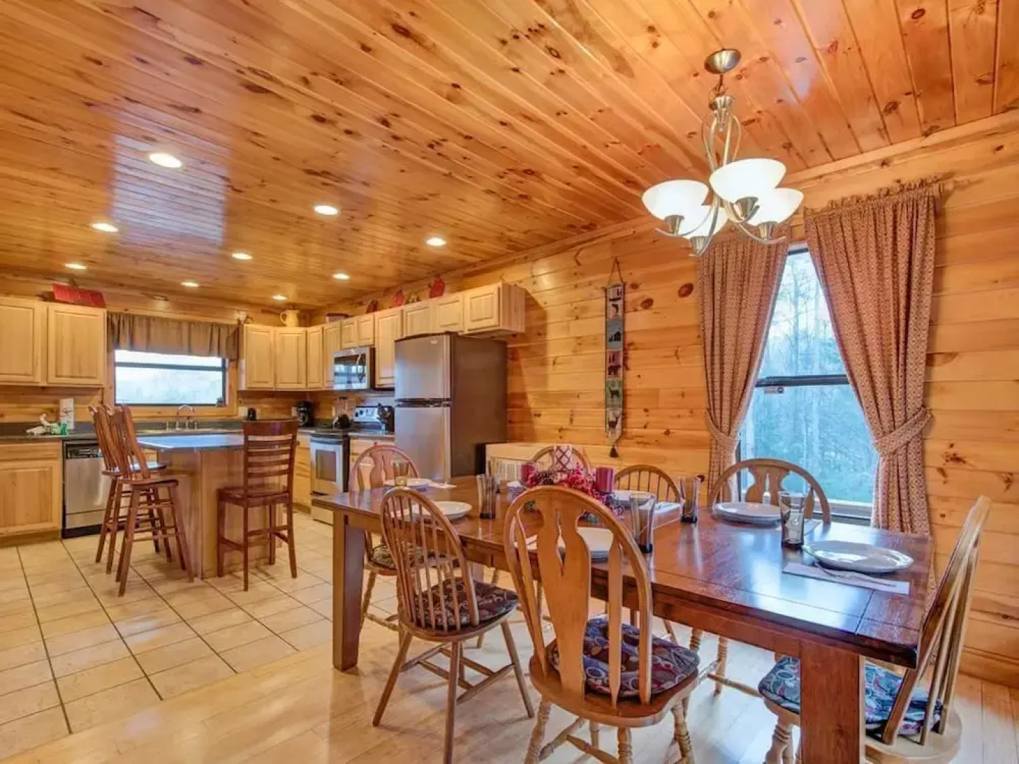 Apple Bear Lodge - Four Bedroom Cabin