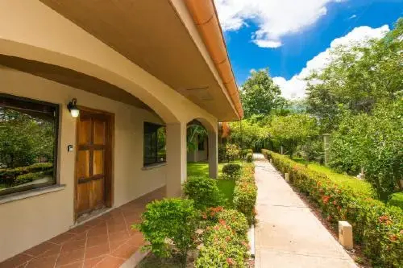 Updated budget condo - Centrally located at 5 minute drive from 4 beaches