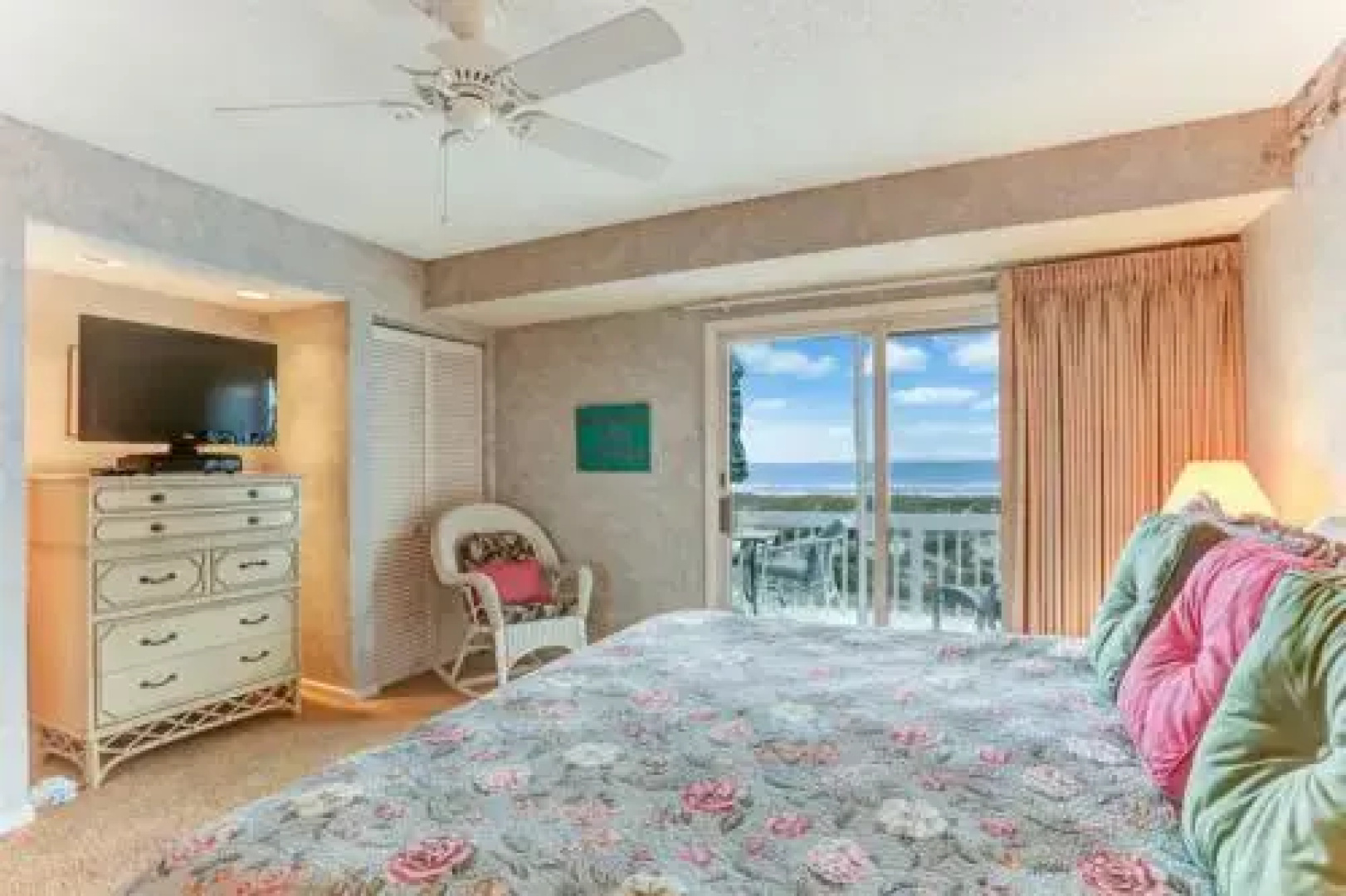 Oceanside Townhouse with Ocean View and Access to the Deck by RedAwning