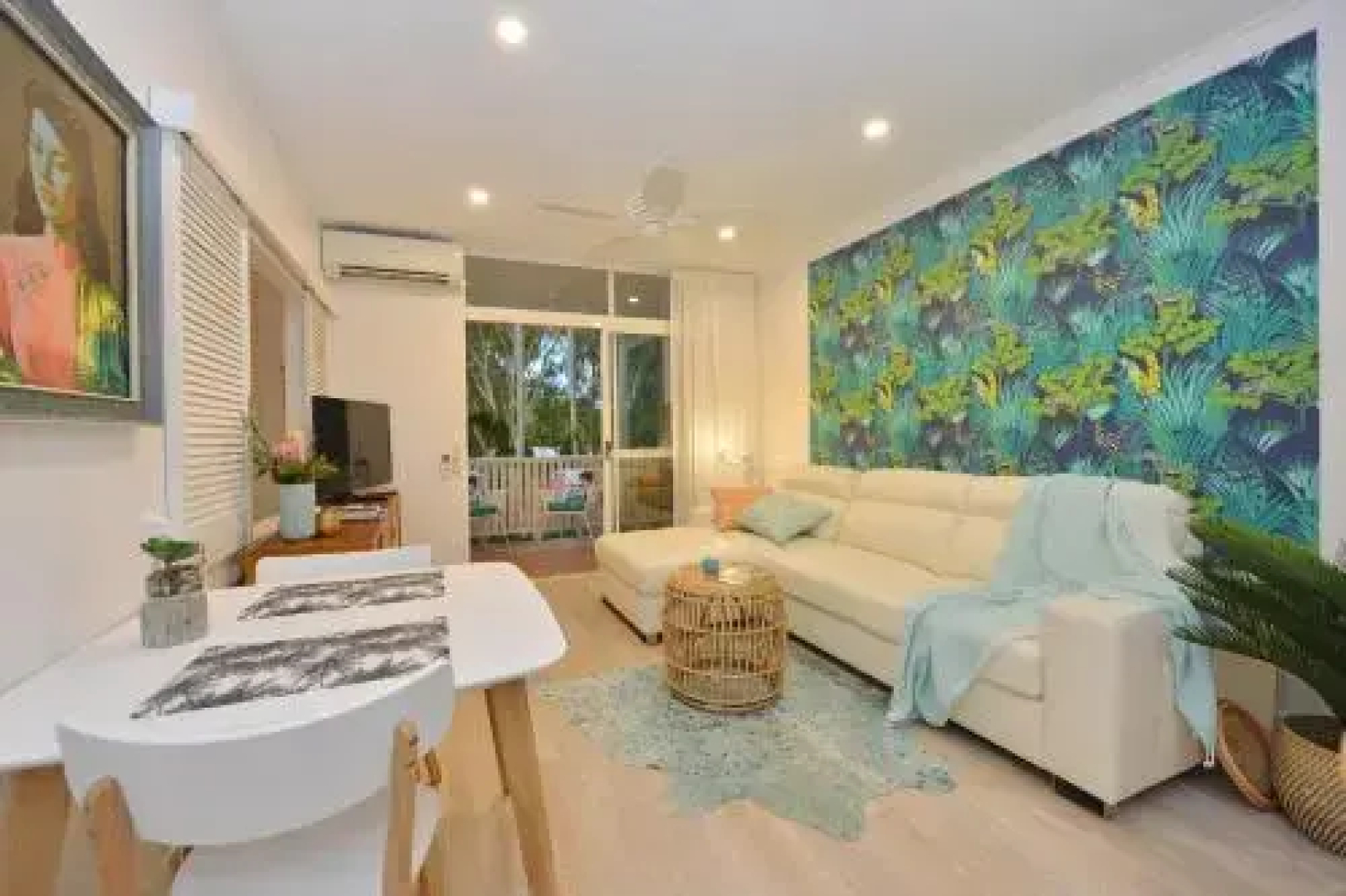 Retro Port Douglas Apartments