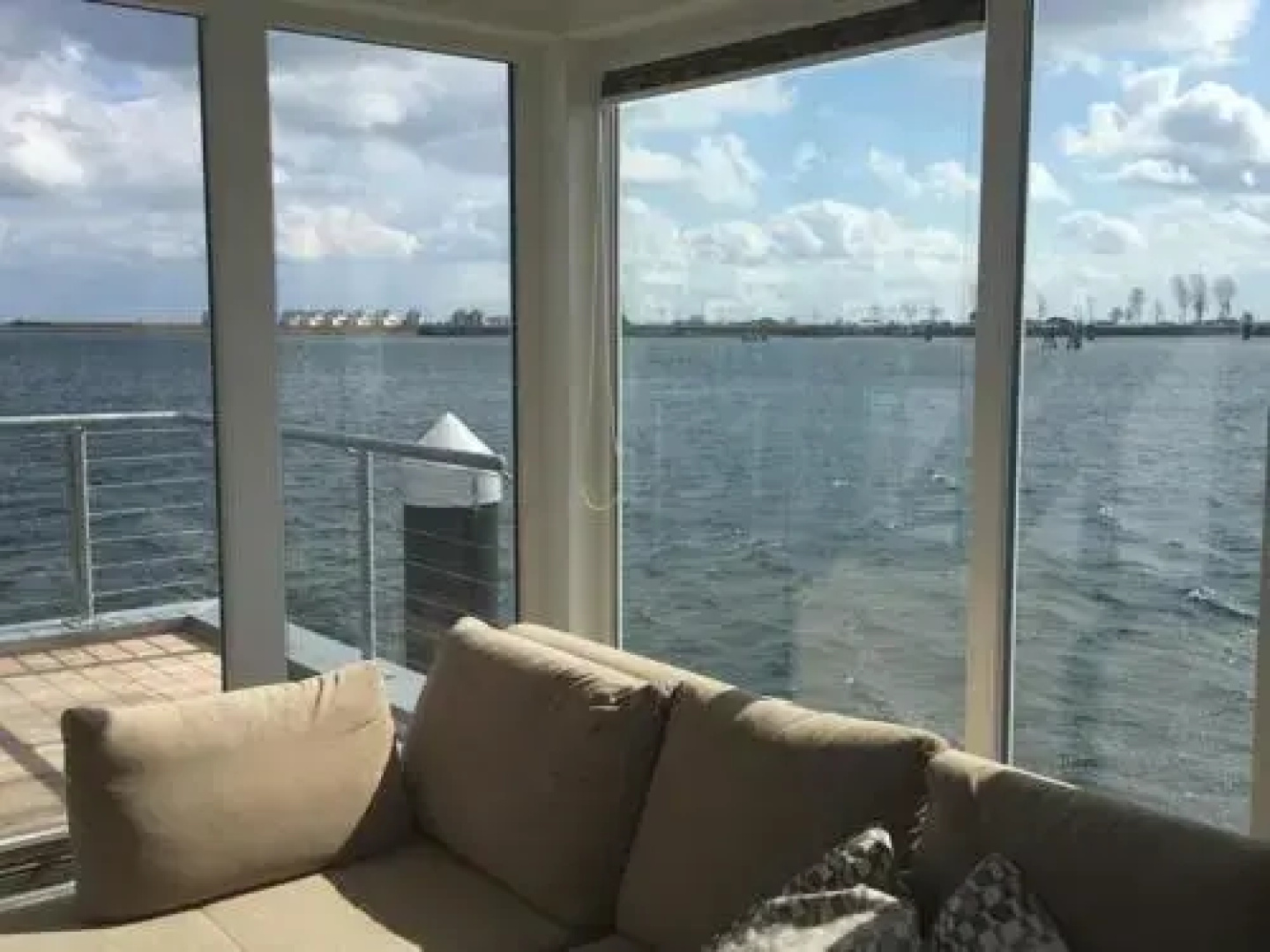 Schwimmendes-Haus-Hausboot-ANTARES-ONE