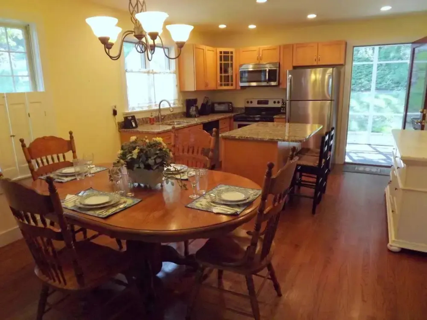 Walkable Home in Mystic Historic District