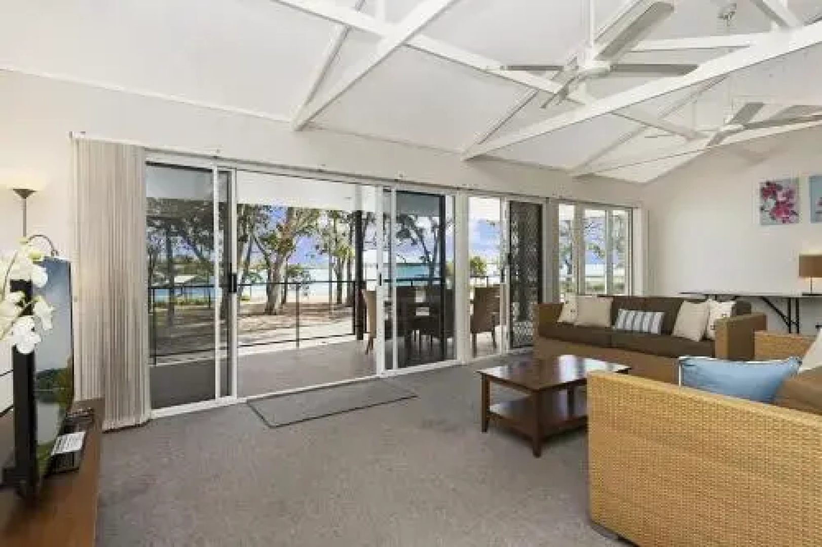 Waterfront Retreat with room for a boat - Welsby Pde, Bongaree