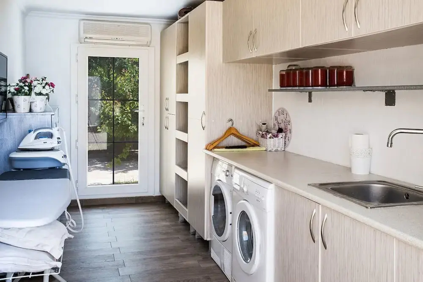 Important Group Villa Daisy