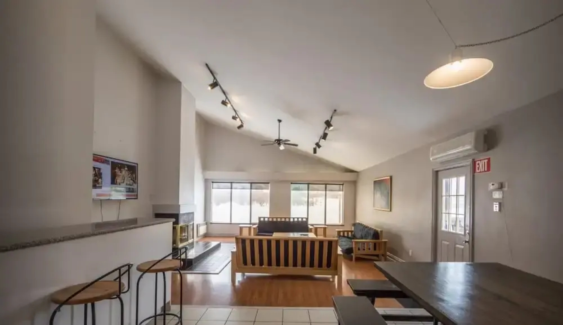 7 Bedroom Blue Mountain Chalet with Sauna & Hot Tub #35L