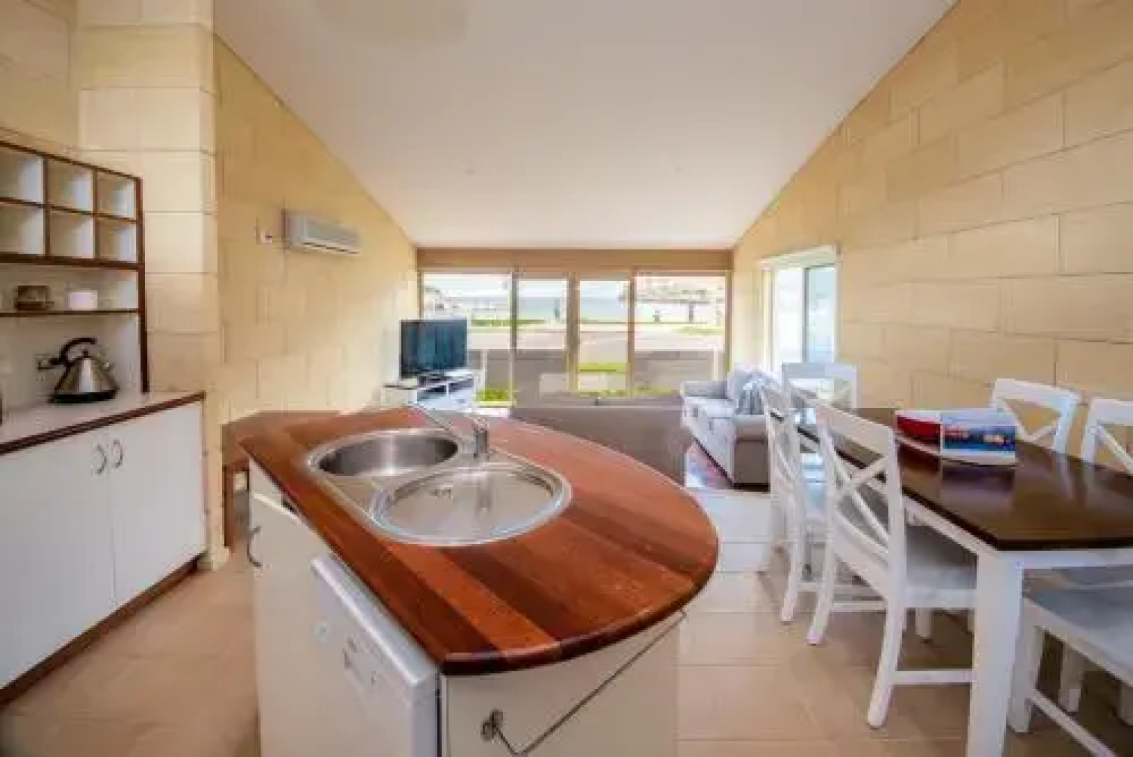 Bayview no 1 - Next to the Beach!