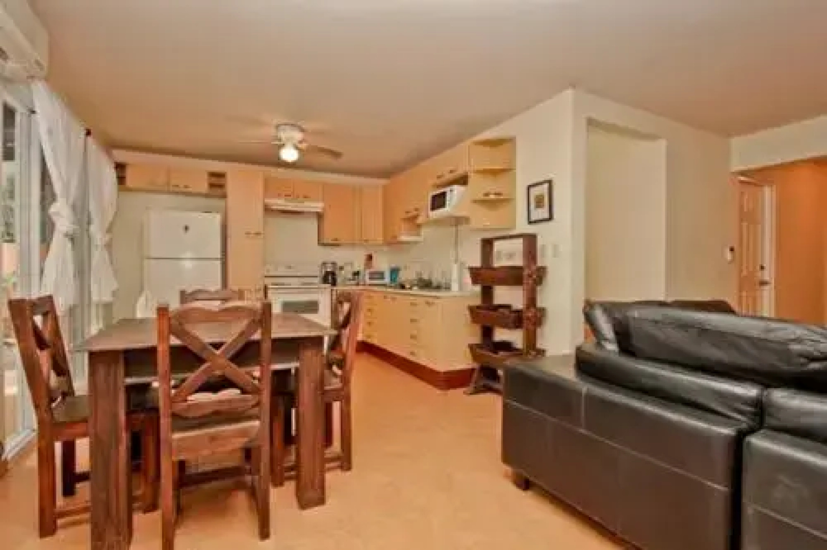 Private townhome 2 blocks from the beach and restaurants
