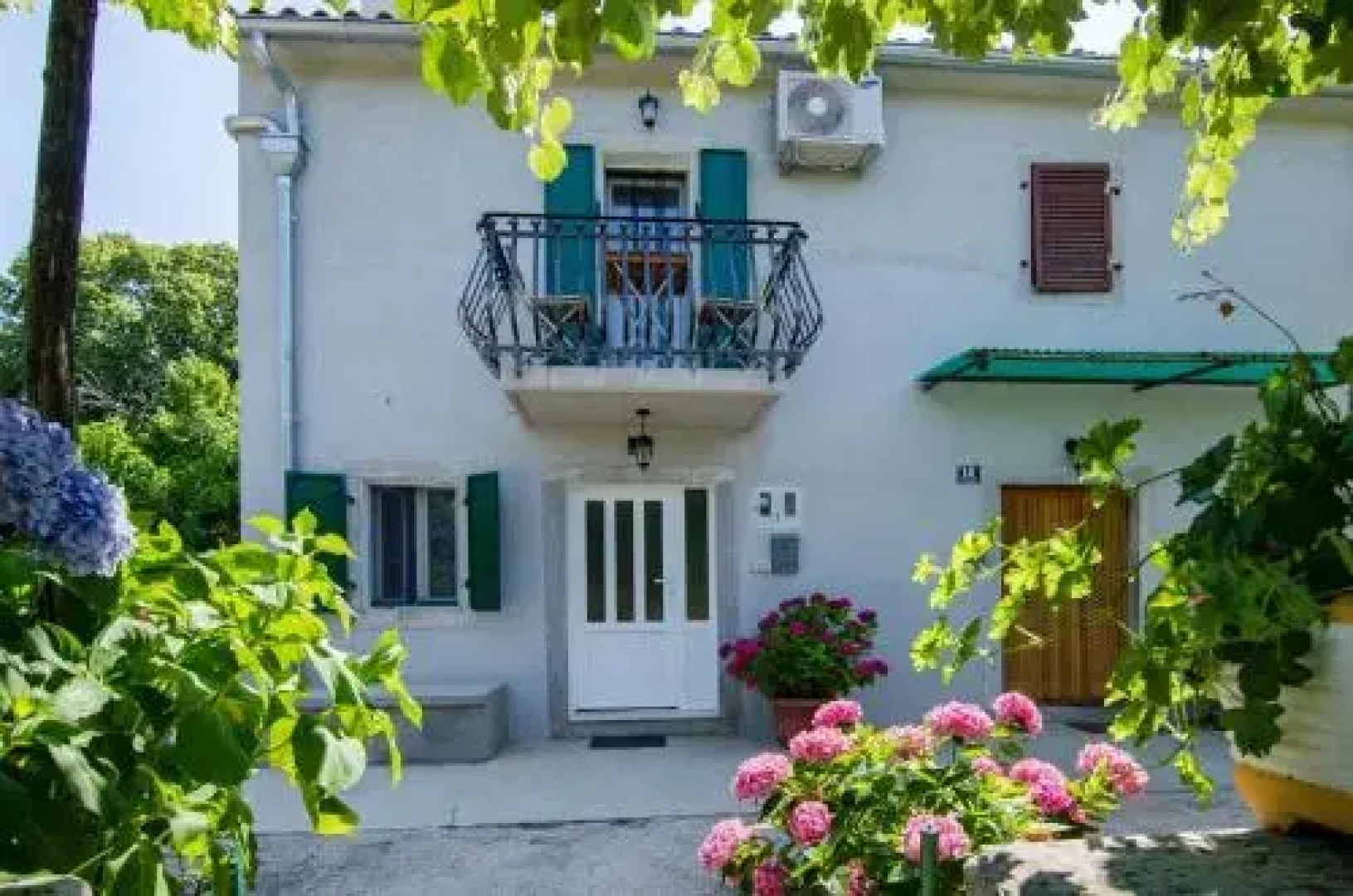 Modern Holiday Home With Pool in Bratulici