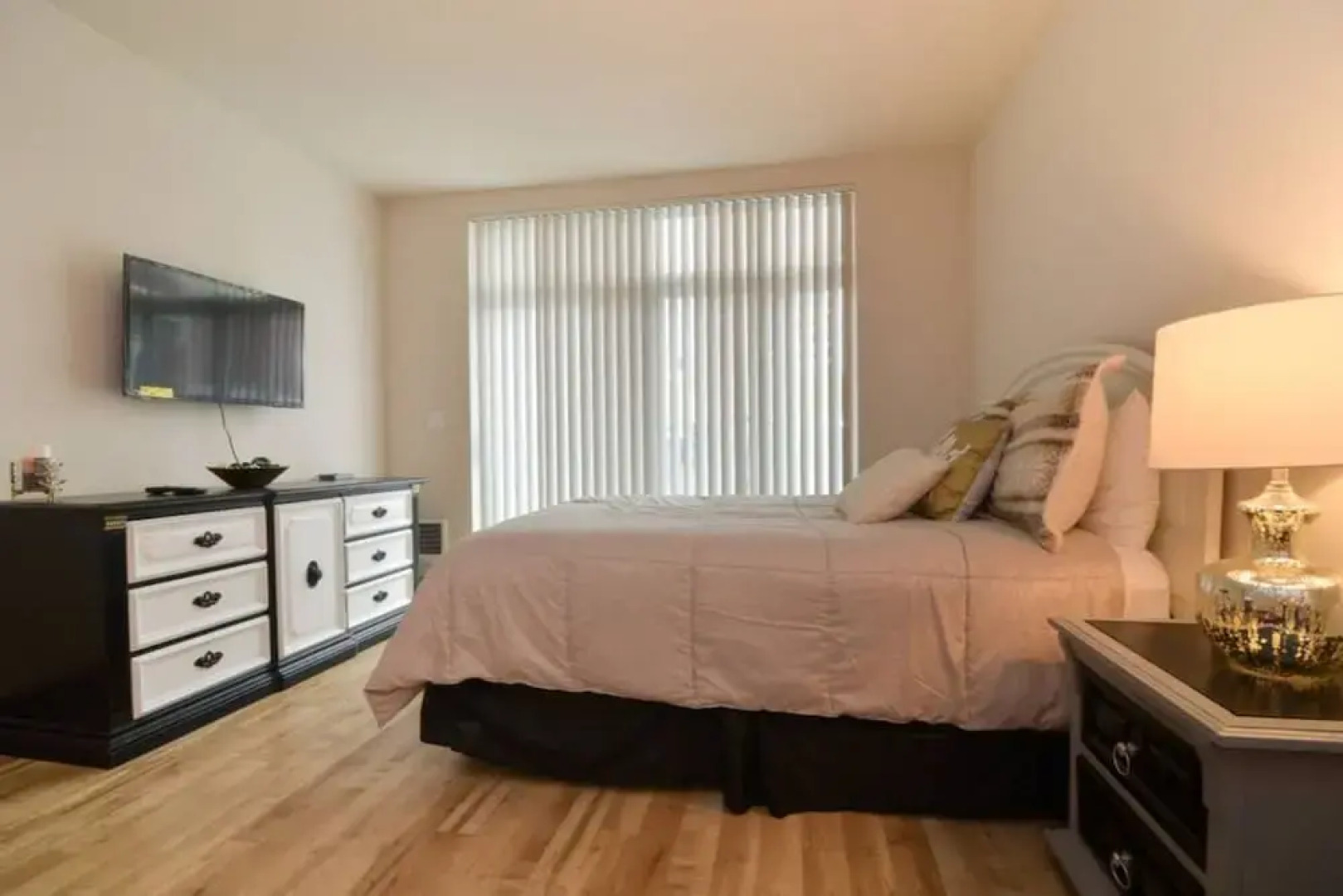 Waterfront Modern Studio Rooftop Views