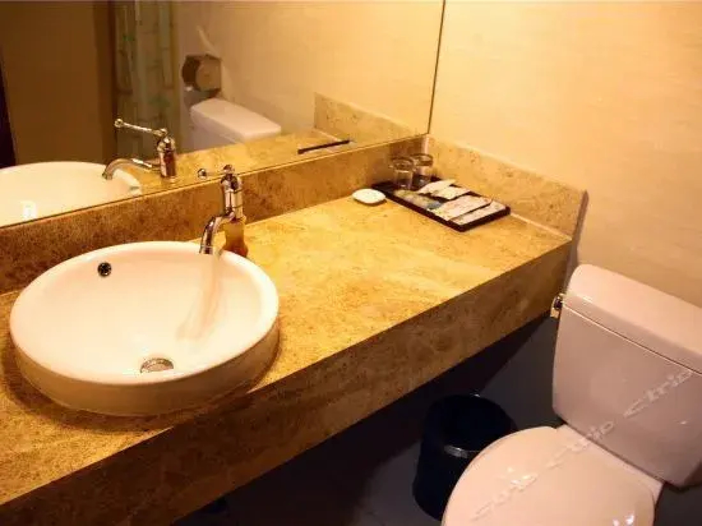 Jinghong Business Hotel