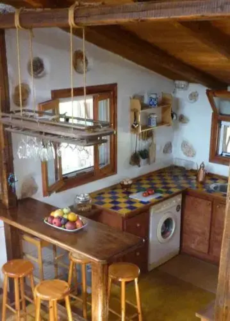 Andraclos House