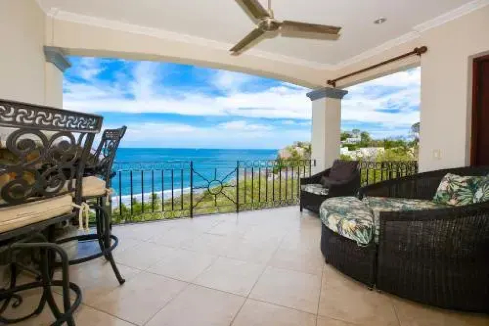 Luxury 2 bedroom condo with ocean view - Few steps from beach
