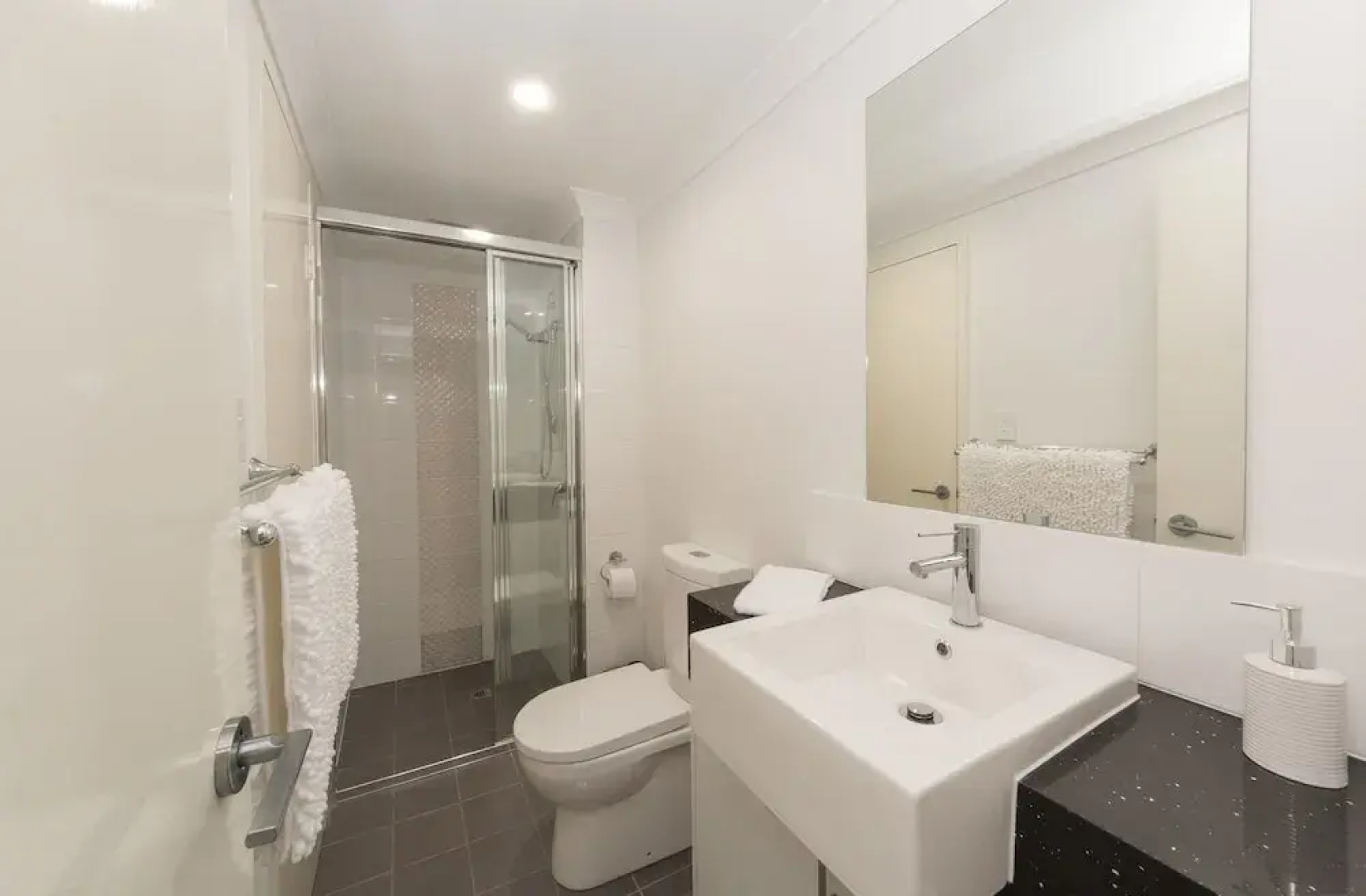 Lakeview Suite 16