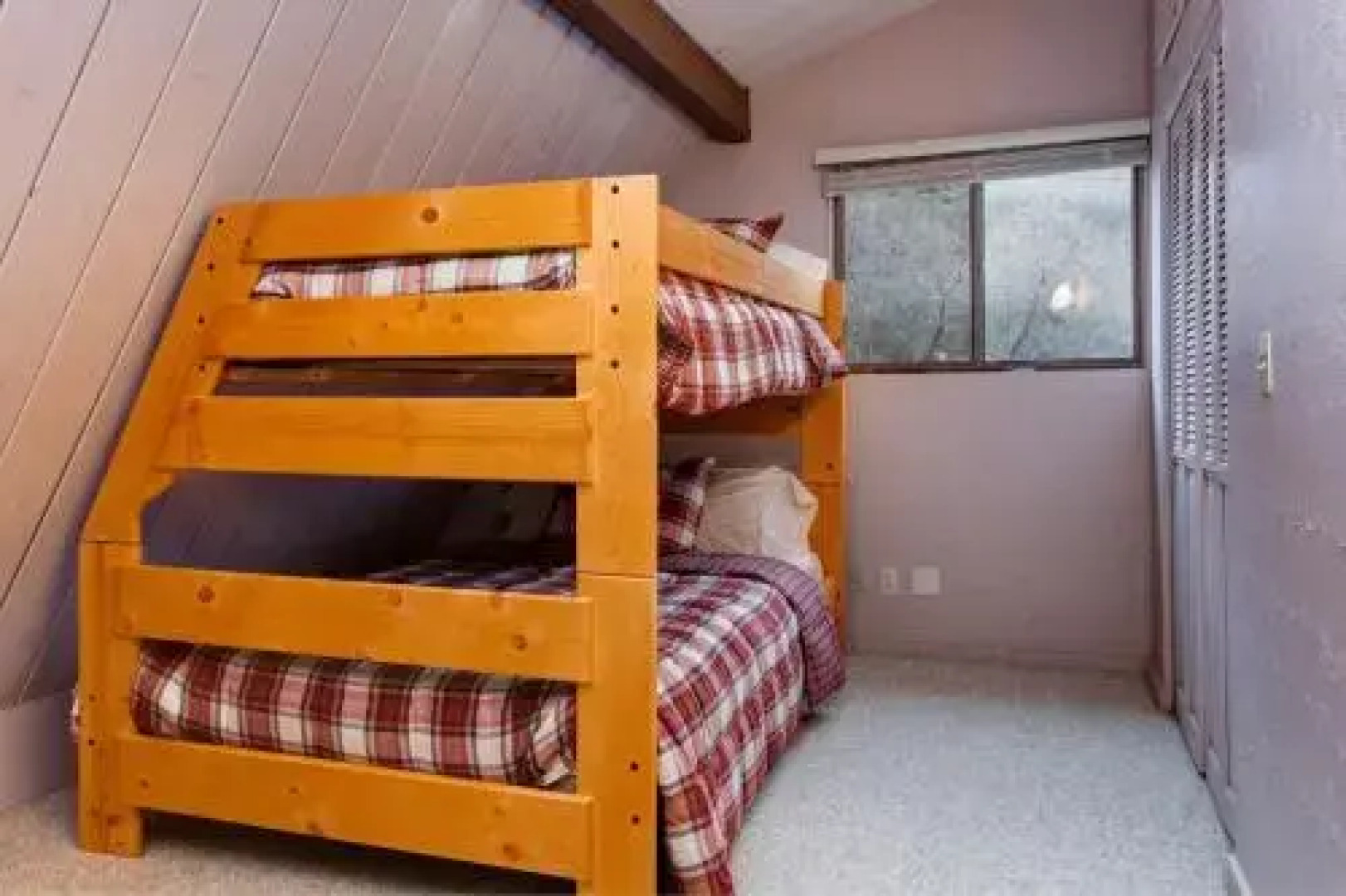 Charming & Spacious Cabin in Midway by RedAwning