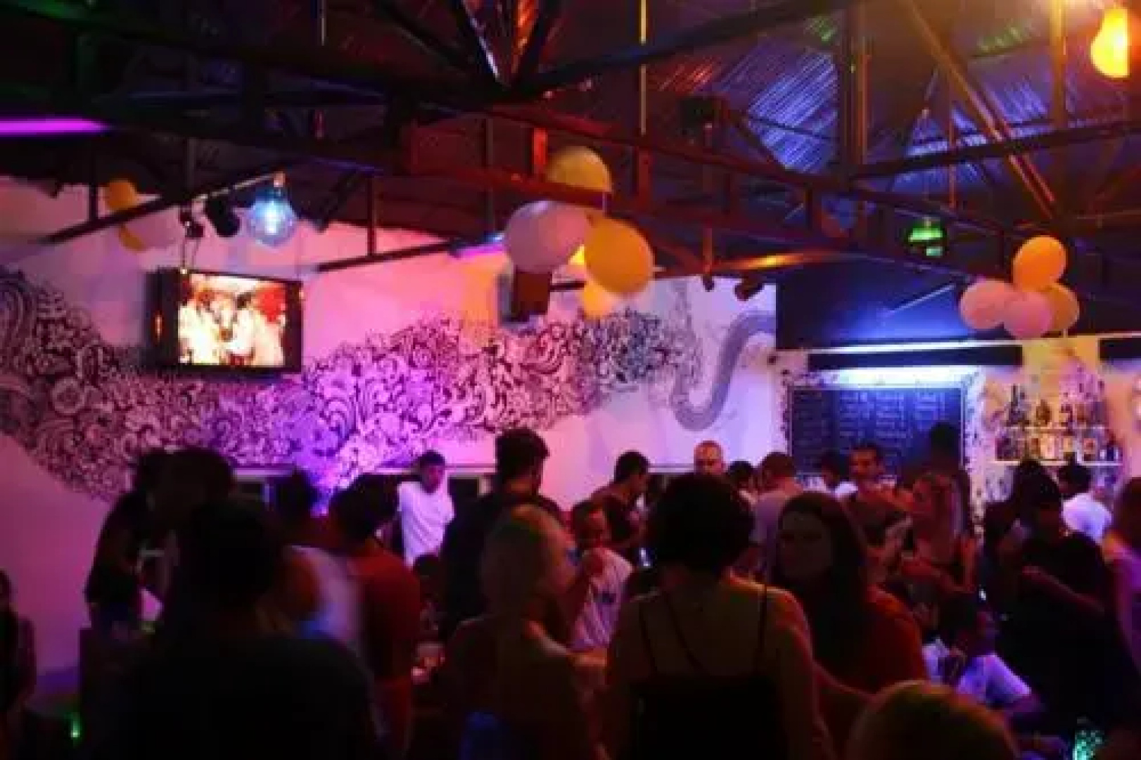 Top Banana Guesthouse & Rooftop Bar