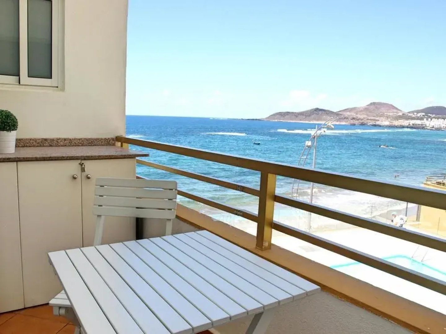 Flatguest Pool and beach