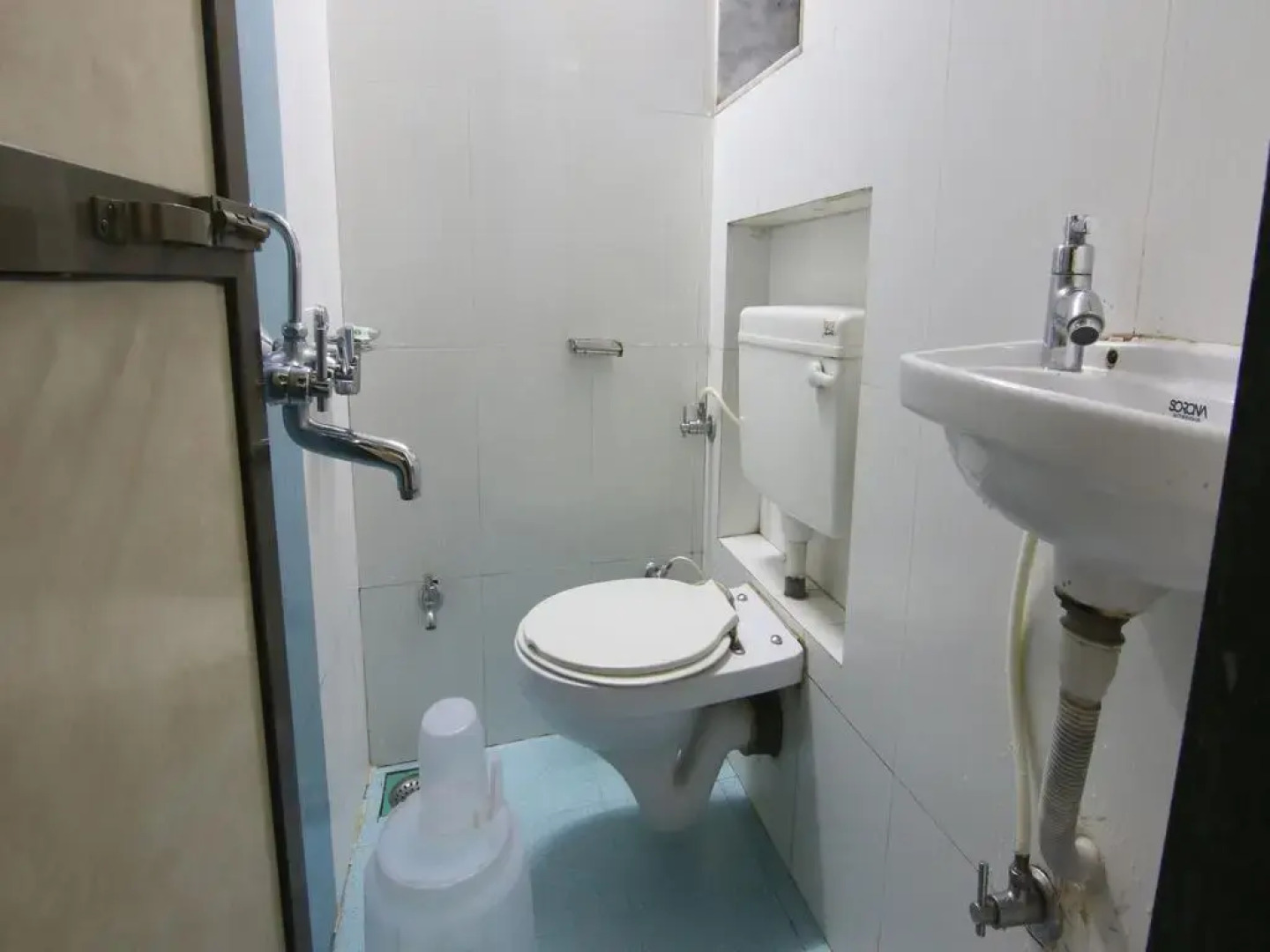 OYO 424 Hotel Apple Suites