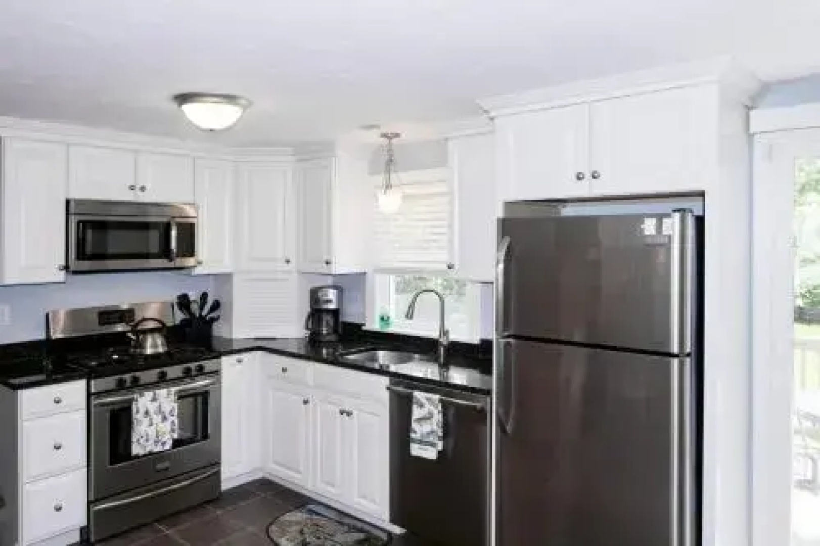 Charming 3BR Beach Cottage by RedAwning