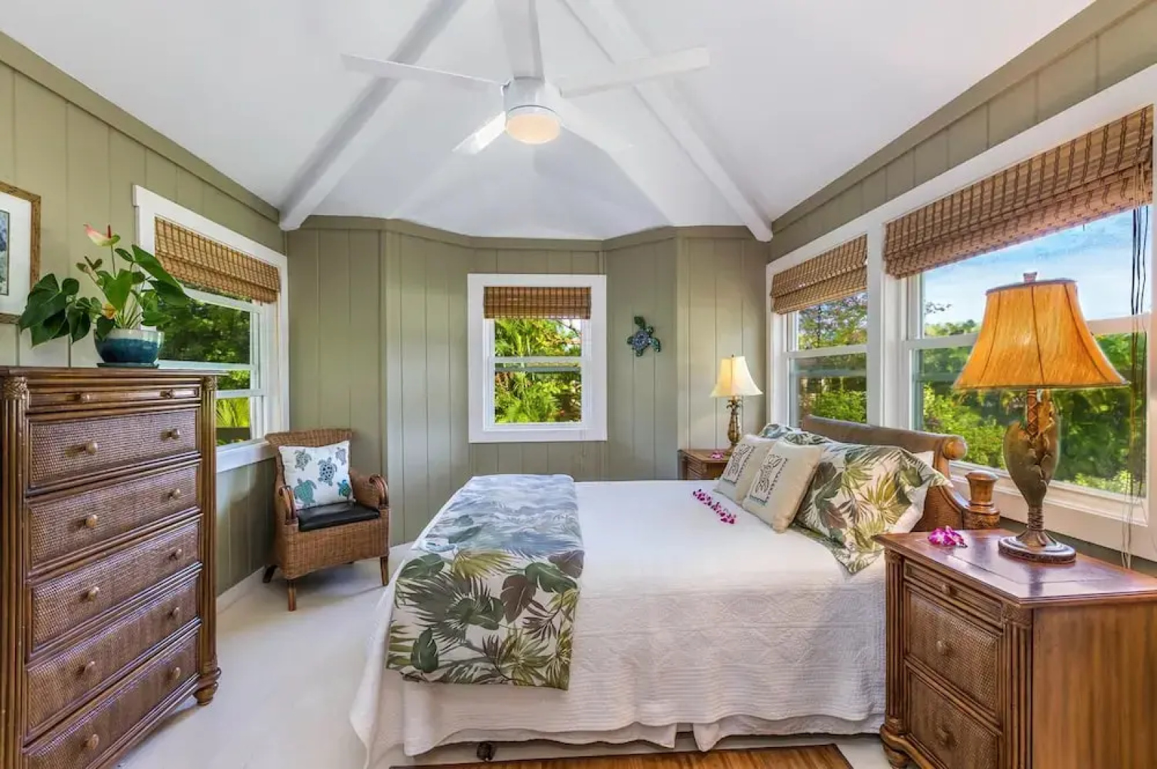 Hale O'Pulelehua with Guest House 5Br Home