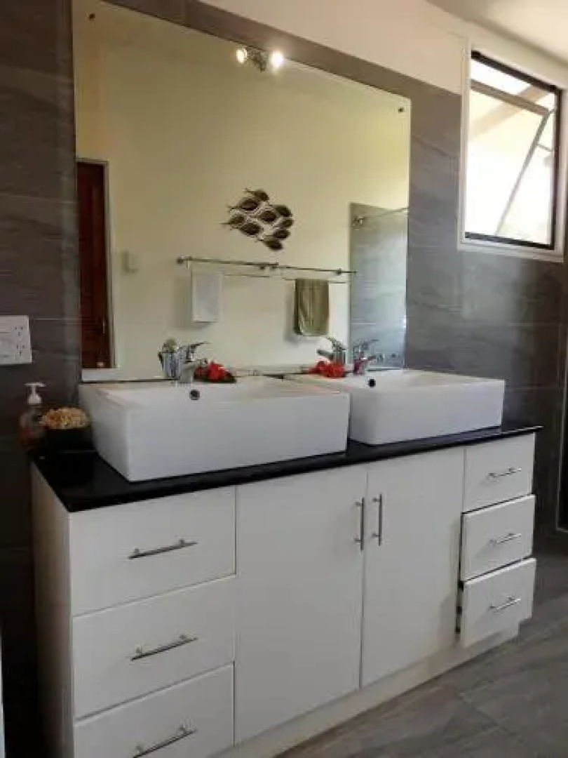 B's Beach House on Muri Lagoon