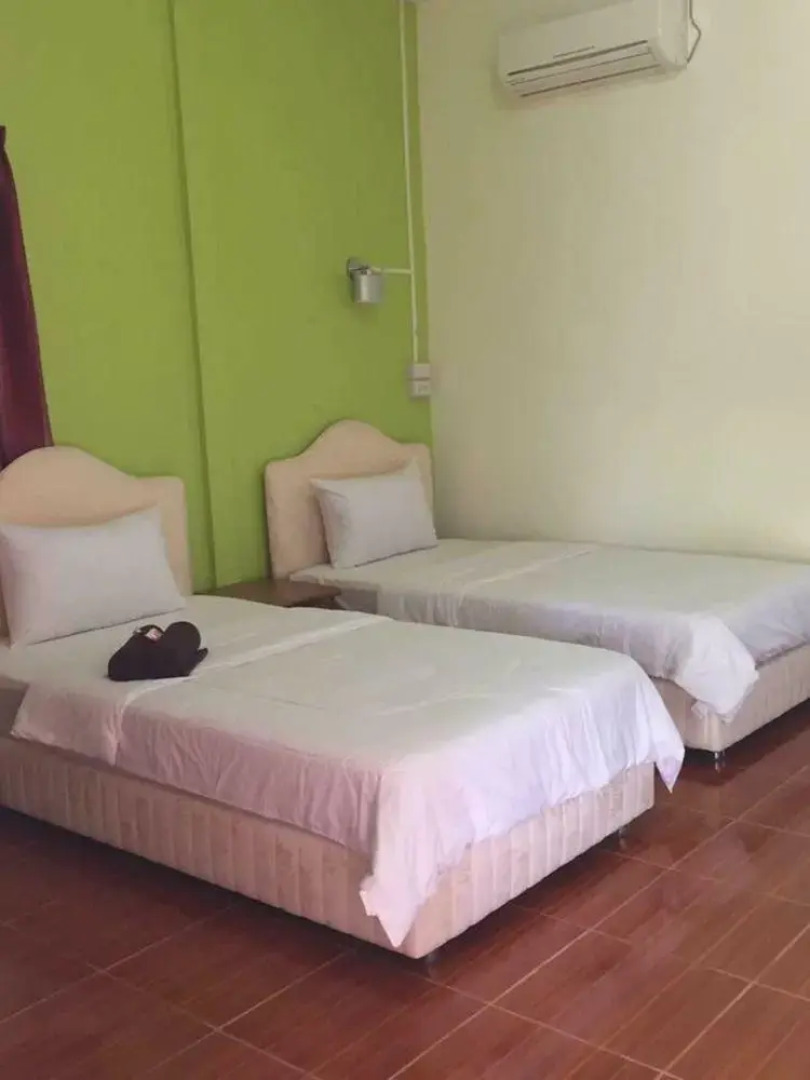 Tong111 Rattaburi Hotel