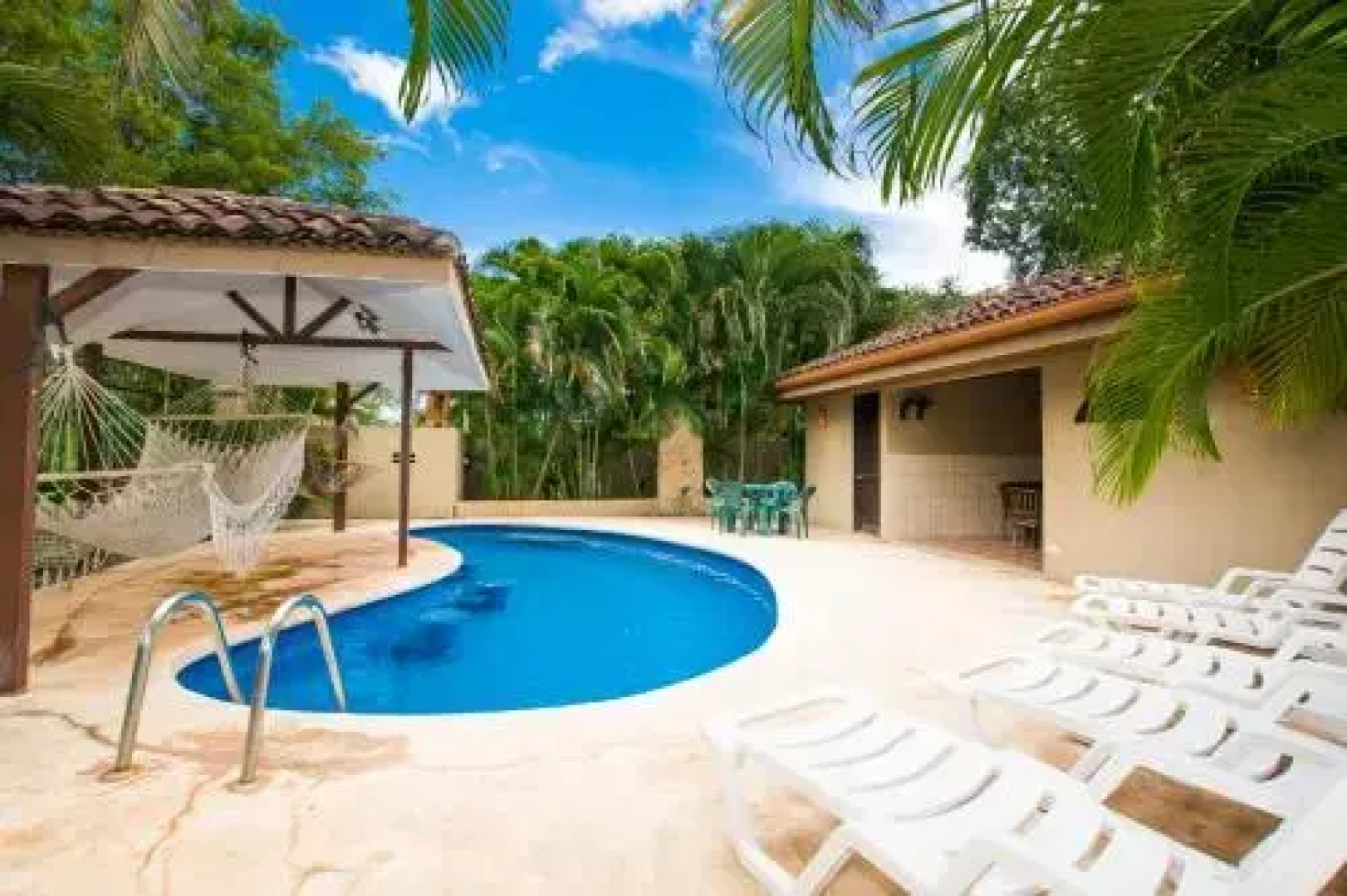 Updated budget condo - Centrally located at 5 minute drive from 4 beaches