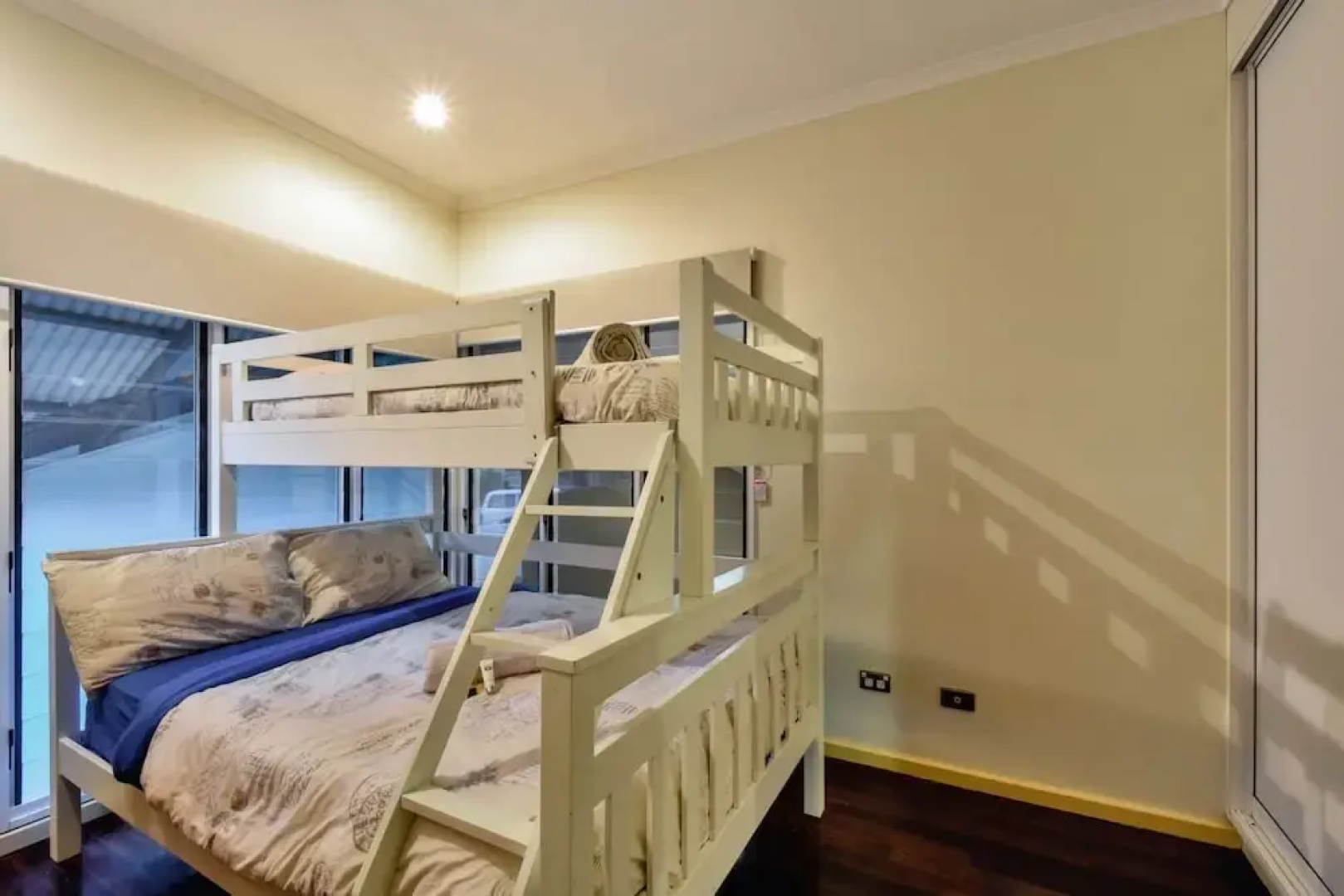 Waterfront 4brm House Cullen Bay