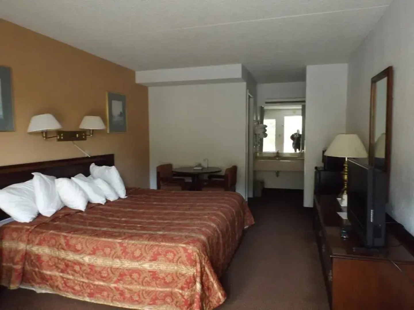 Econo Lodge near the Blue Ridge Parkway I-77