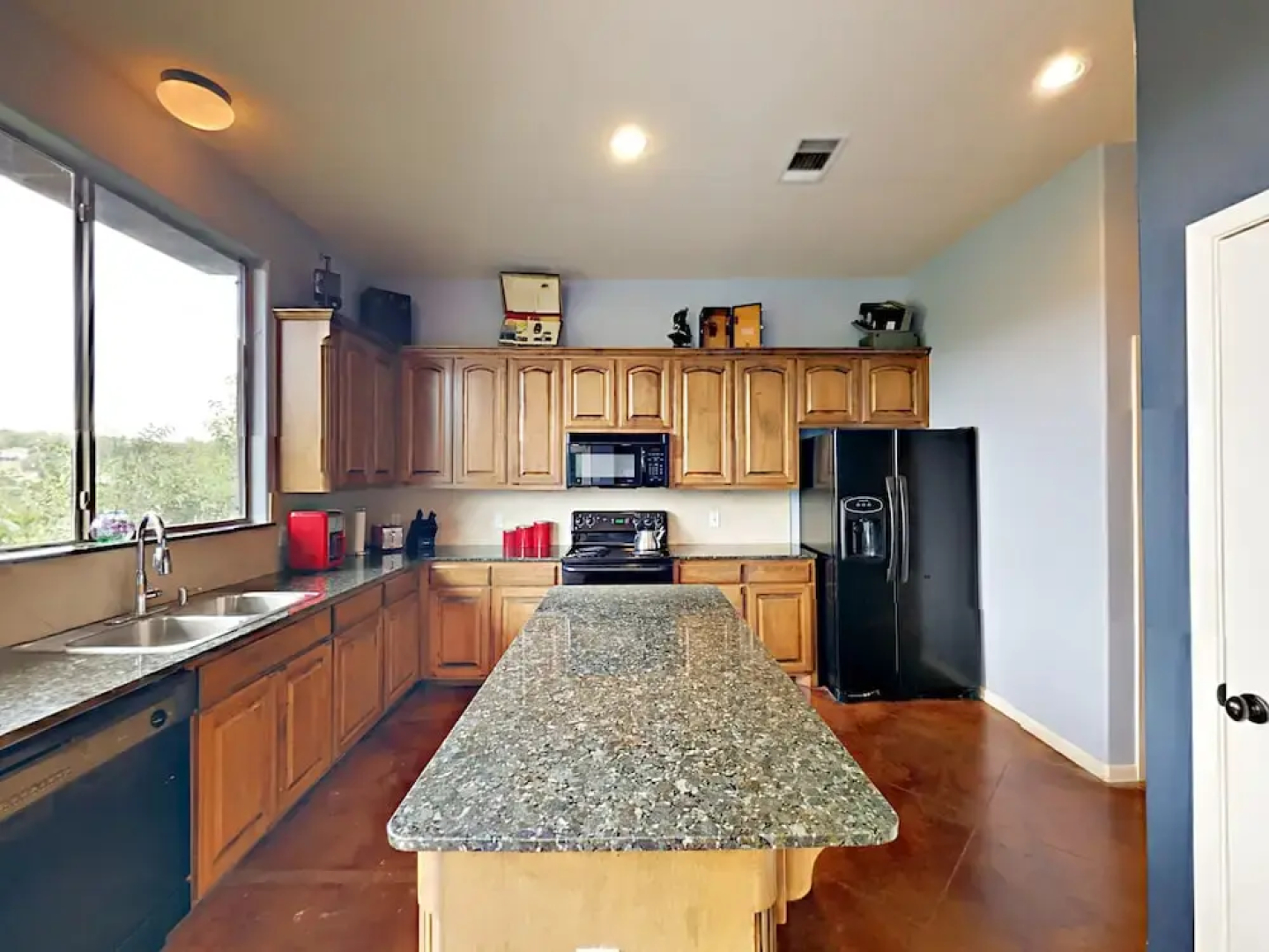 2308 Indian Creek Rd Home - 3 Br home by RedAwning