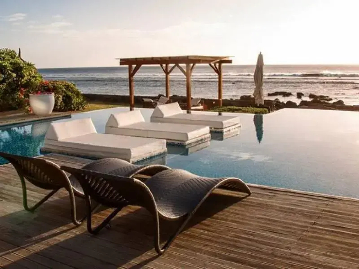 Leora Beach Luxury Suite by Dream Escapes