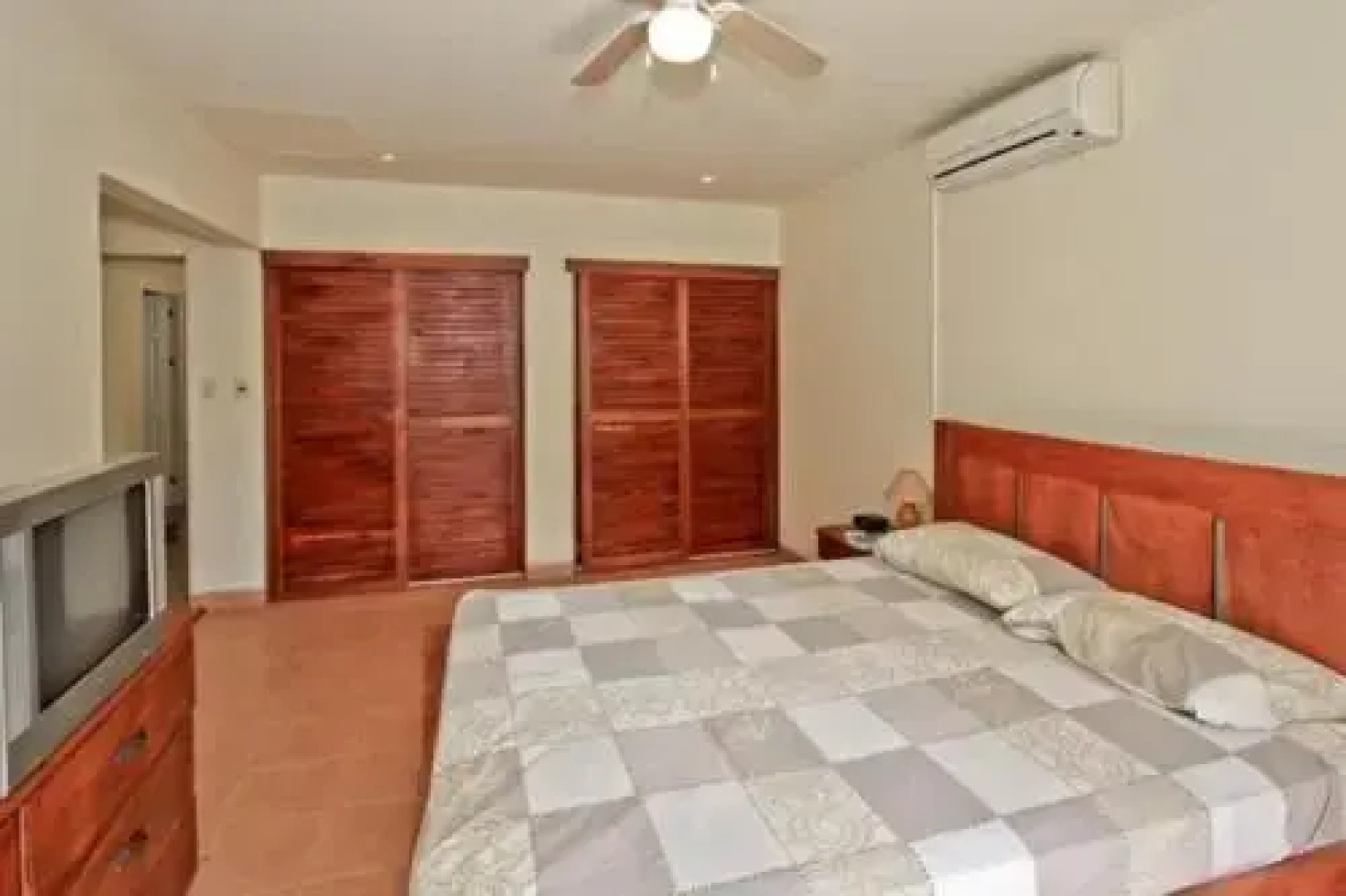 Private townhome 2 blocks from the beach and restaurants