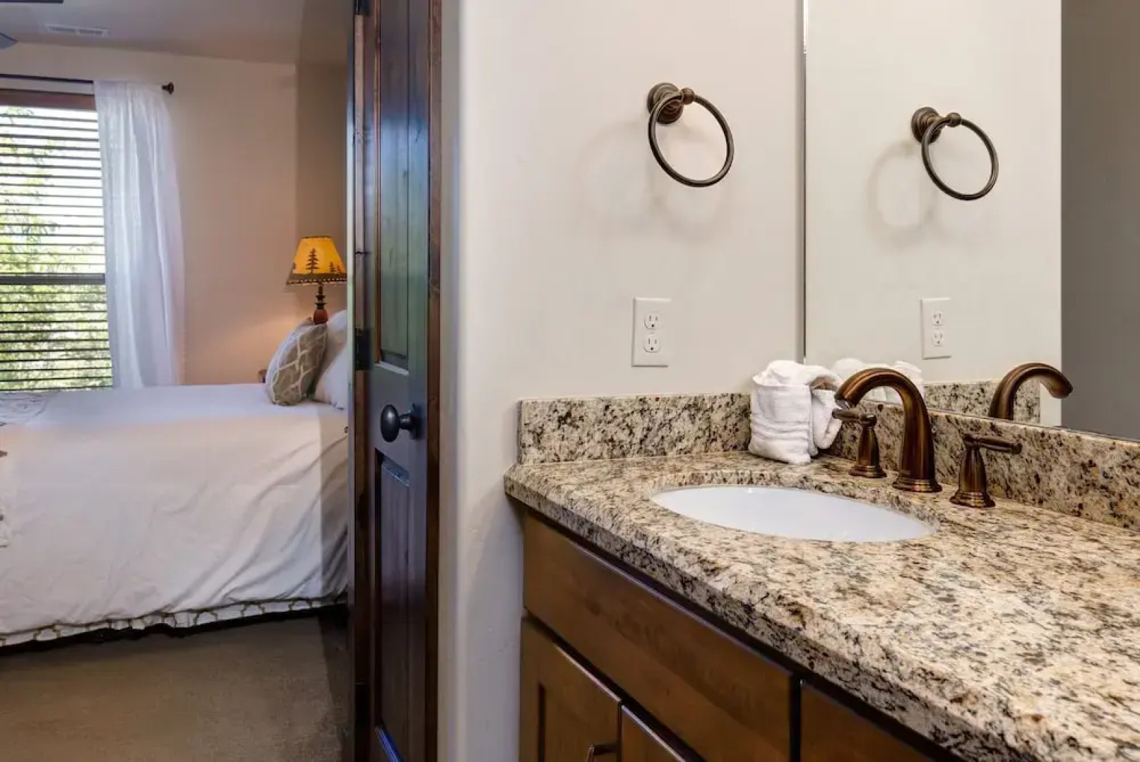 Council Fire 14021 Townhouse - 3 Br townhouse by RedAwning