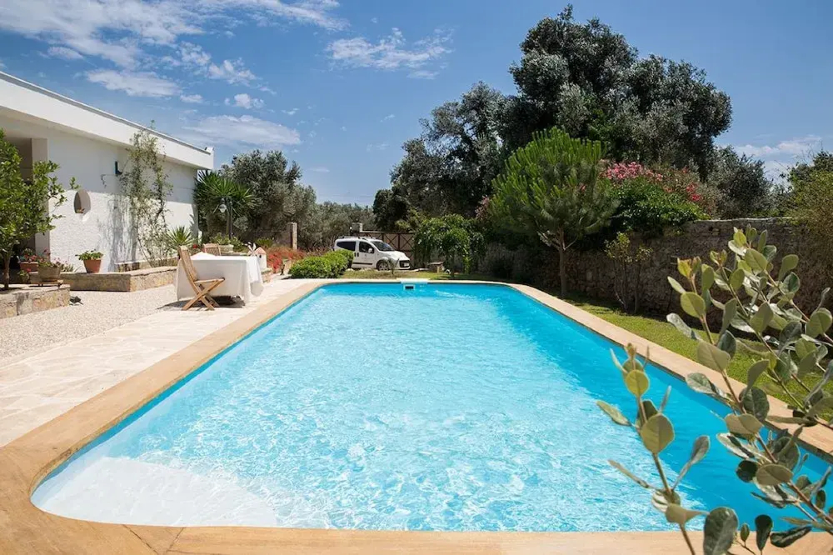 Important Group Villa Daisy