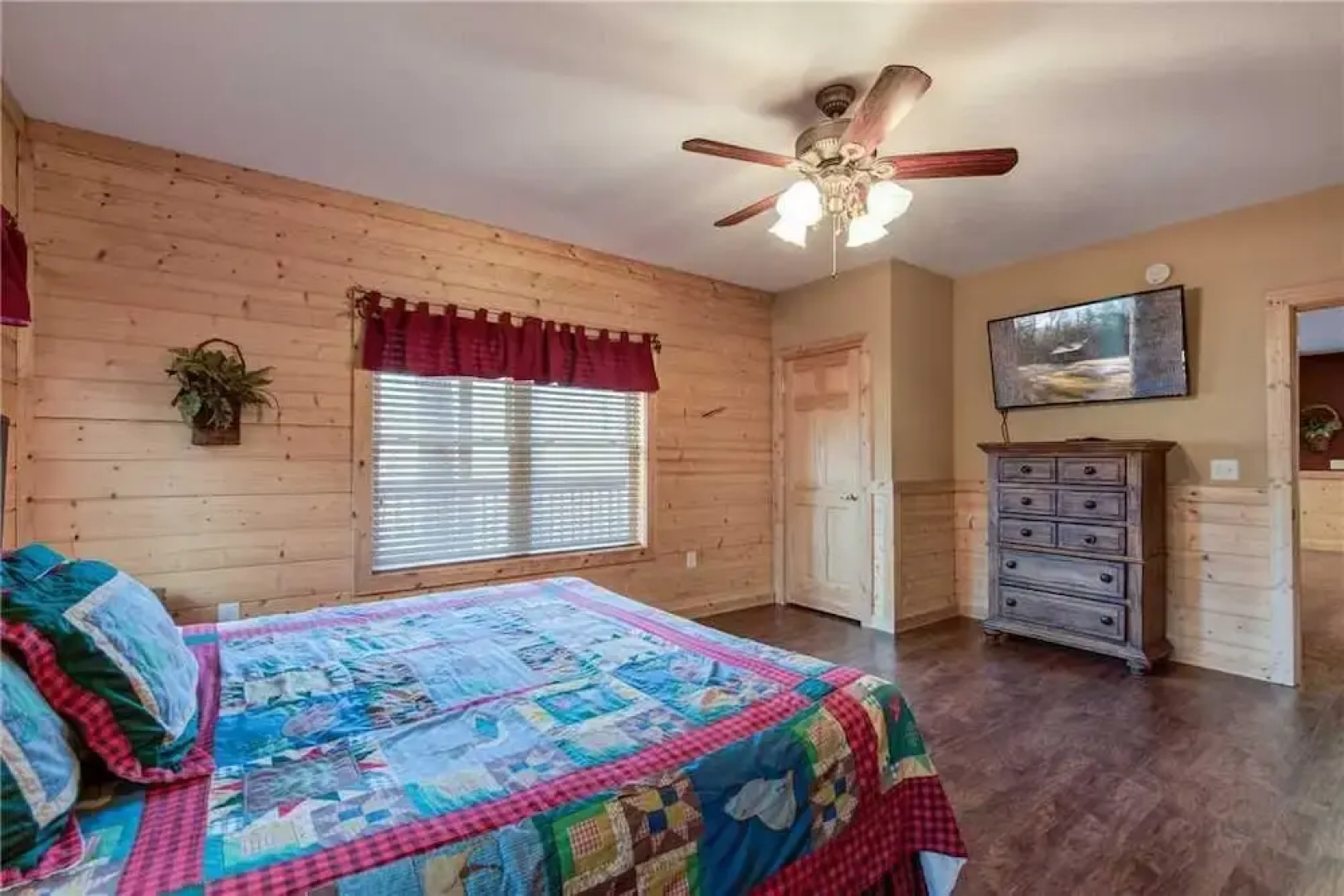 Hickory Hollow Lodge - Eight Bedroom Cabin