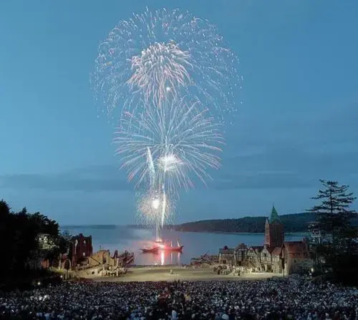 Doppelzimmer-fuer-2-Personen-fuer-die-Stoertebeker-Festspiele