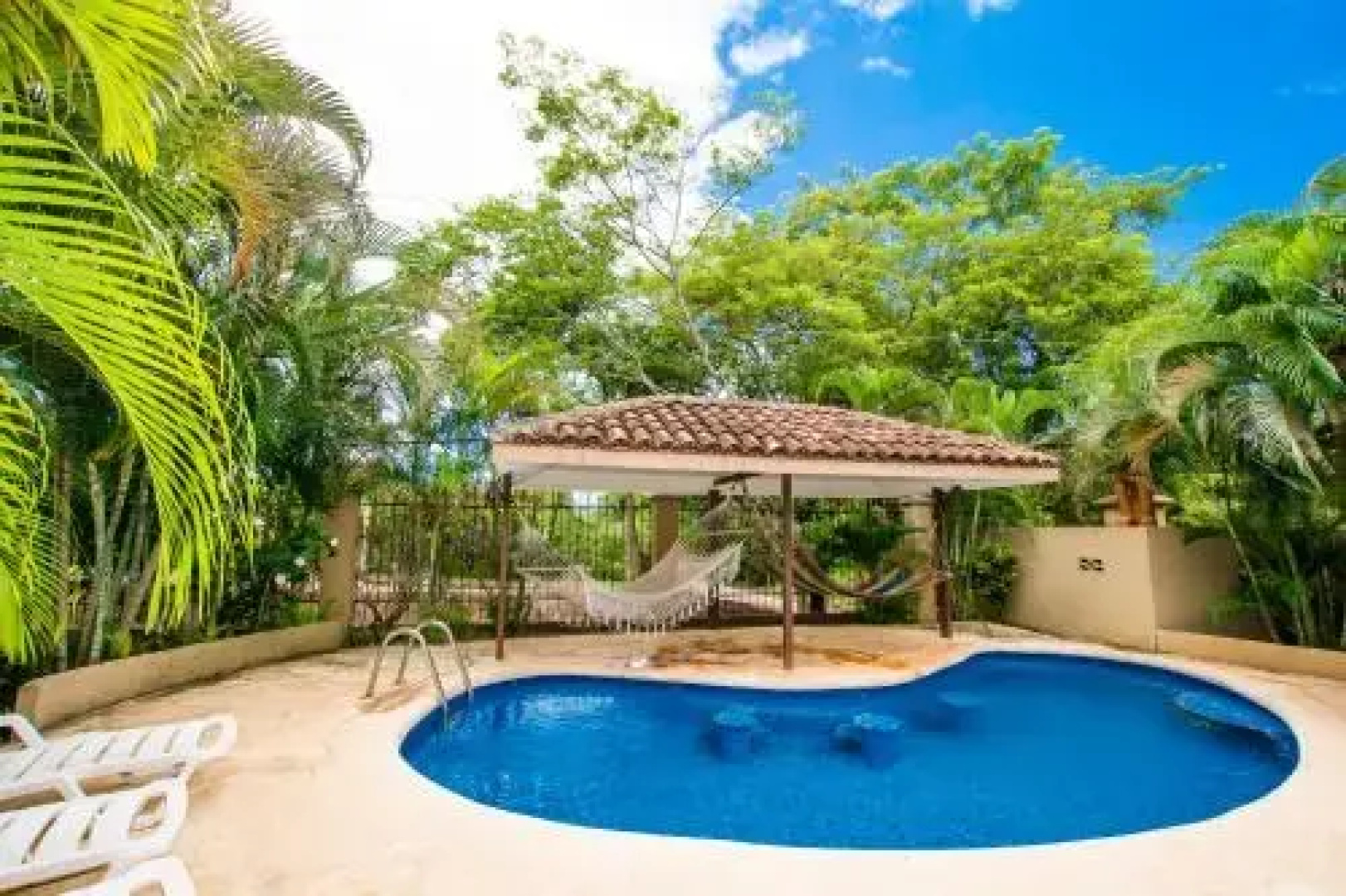 Updated budget condo - Centrally located at 5 minute drive from 4 beaches