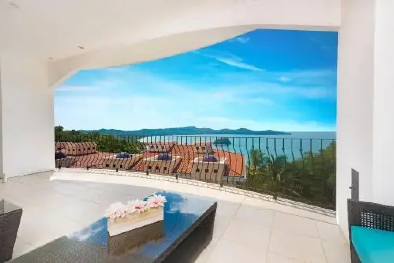 Hotel room-style ocean-view unit in Flamingo with pool