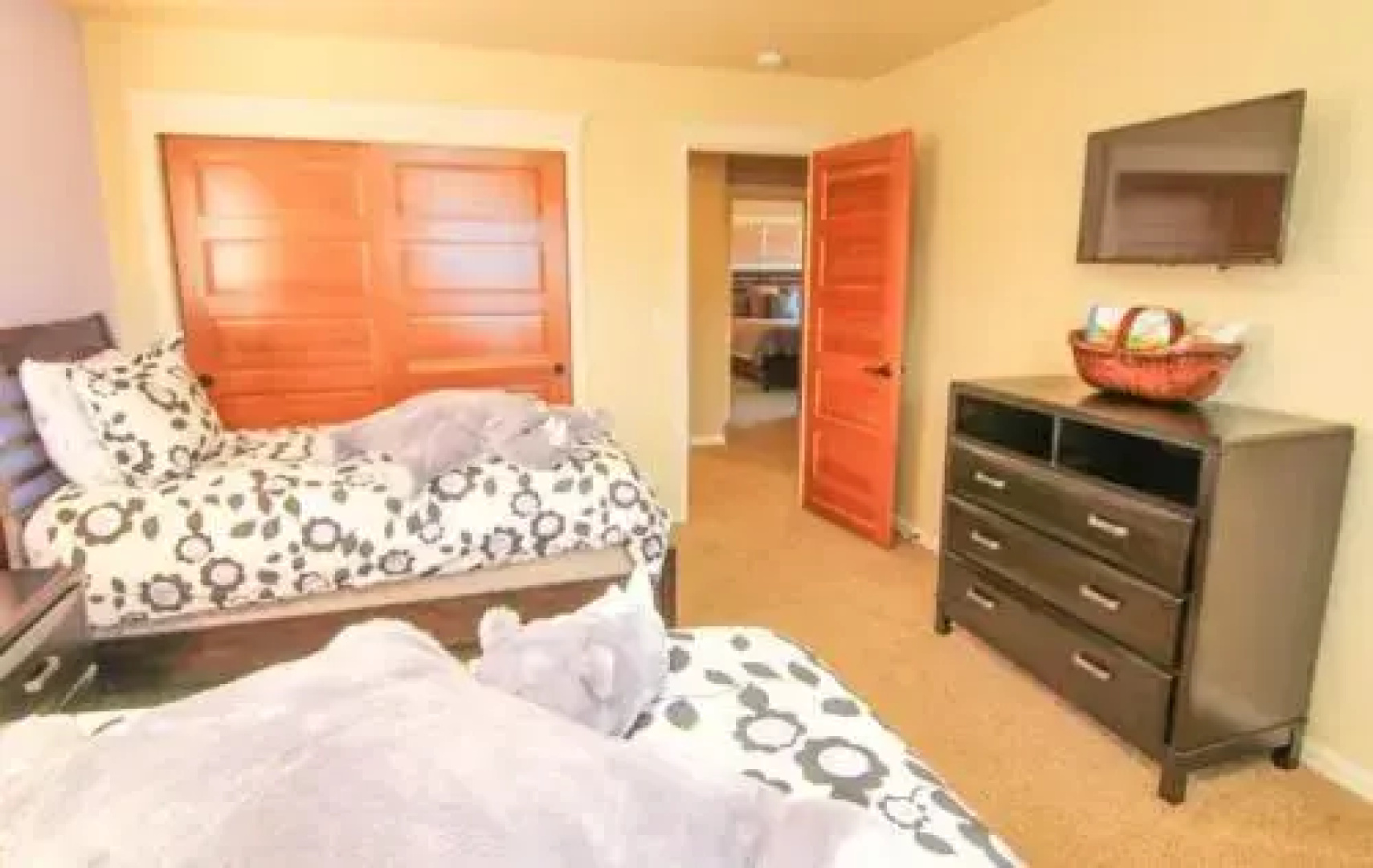Beach Pine - 4 Br home by RedAwning