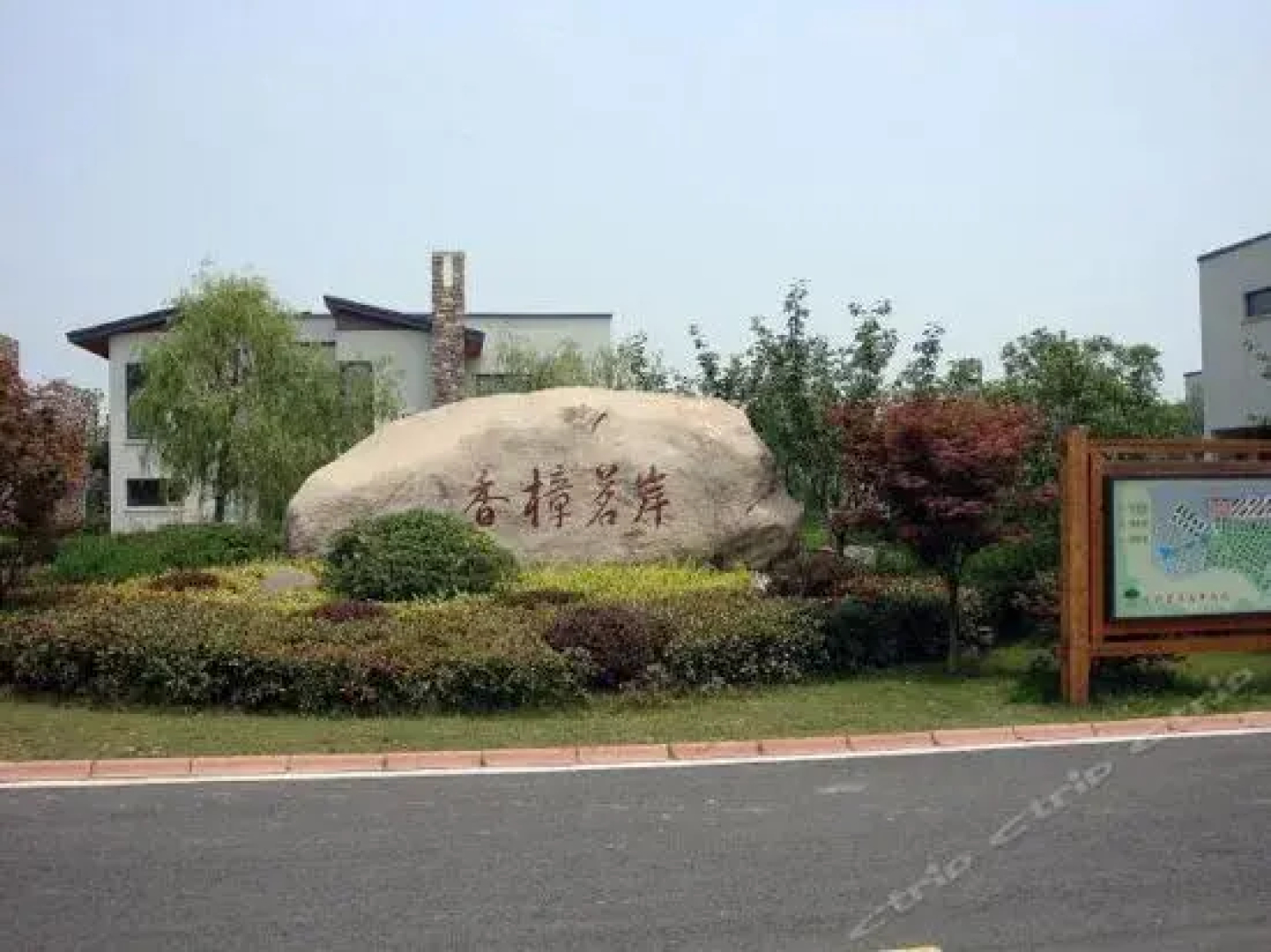 Lakeside Camphor Tree Hotel