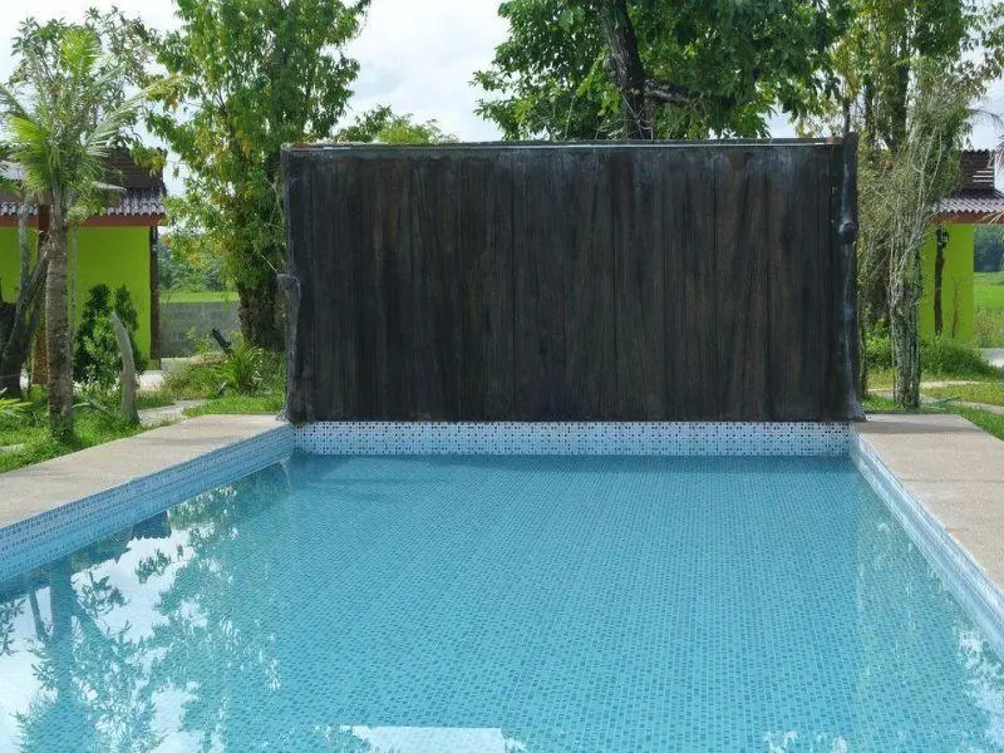 Ban Pool Green View Resort