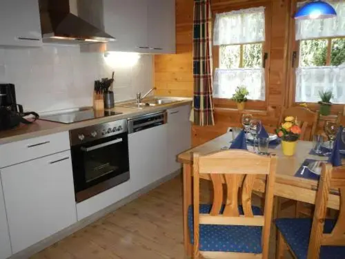 Der-Fuchsbau-Blockhaus-3-Hunde-willkommen