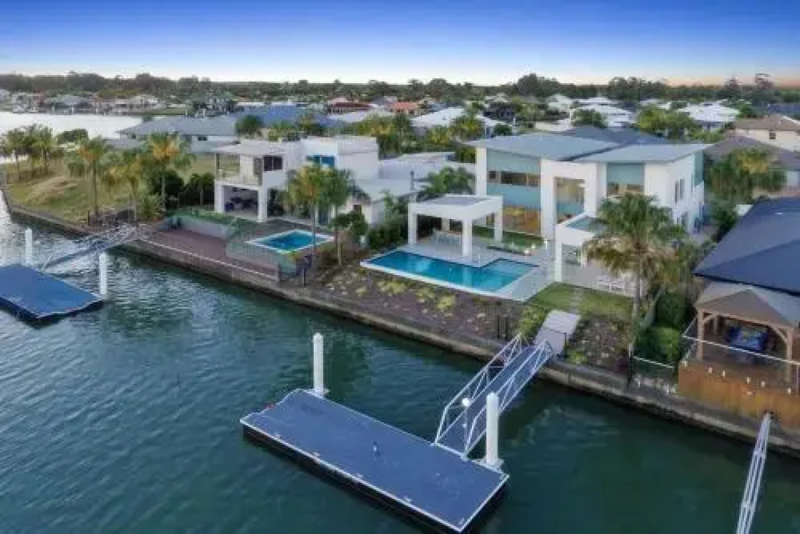 Luxury Canal Front Holiday House