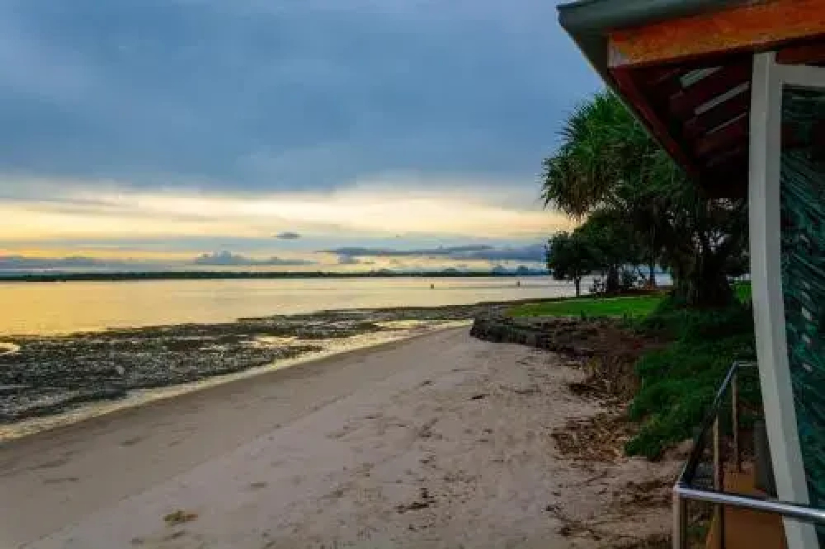 Spectacular Unit Overlooking Pumicestone Passage - Welsby Pde, Bongaree